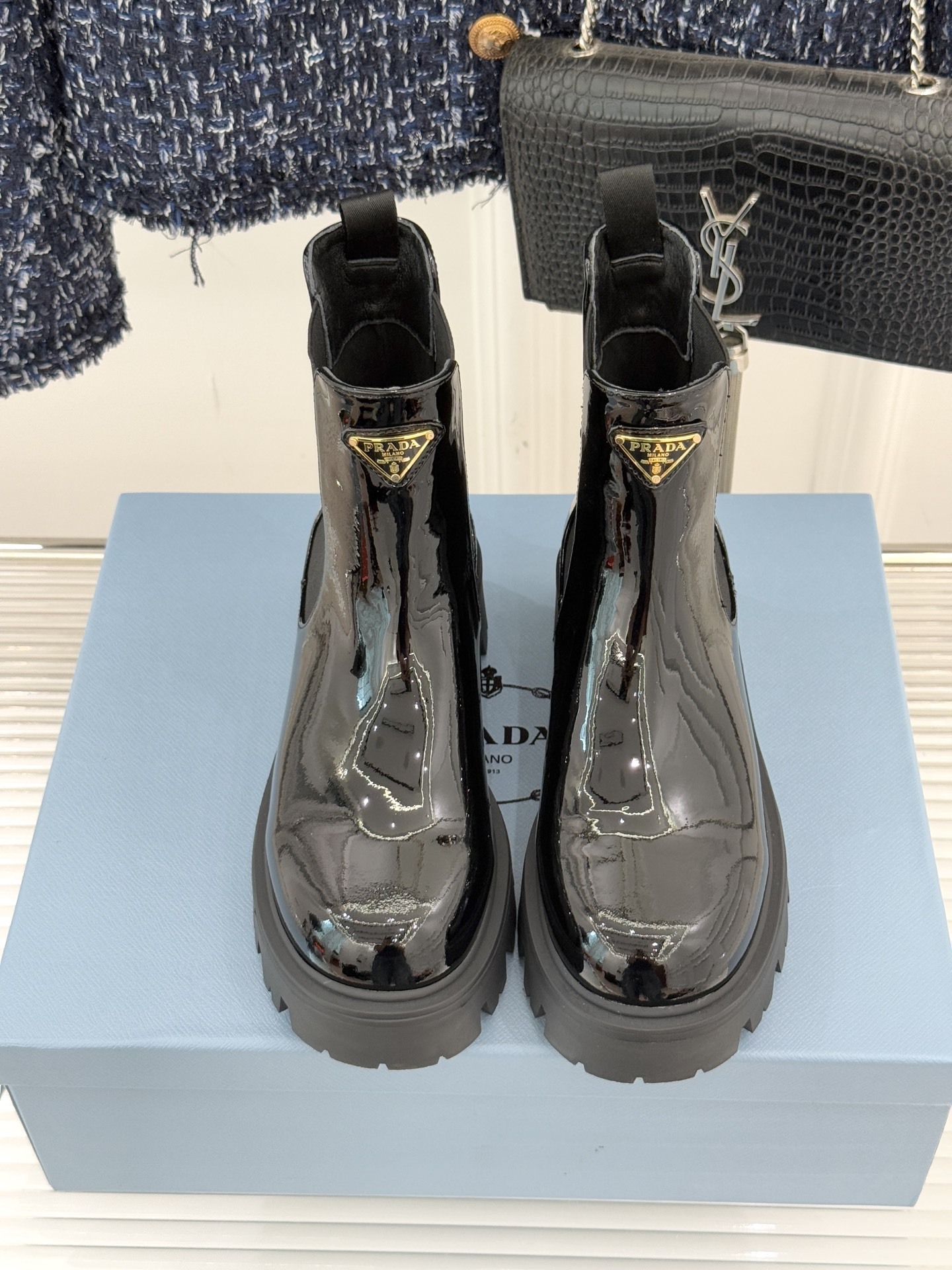Prada/普拉达经典三角标厚底切尔西短靴鞋身点睛的珐琅金属三角标自1913承载着品牌的匠心与革新精神低