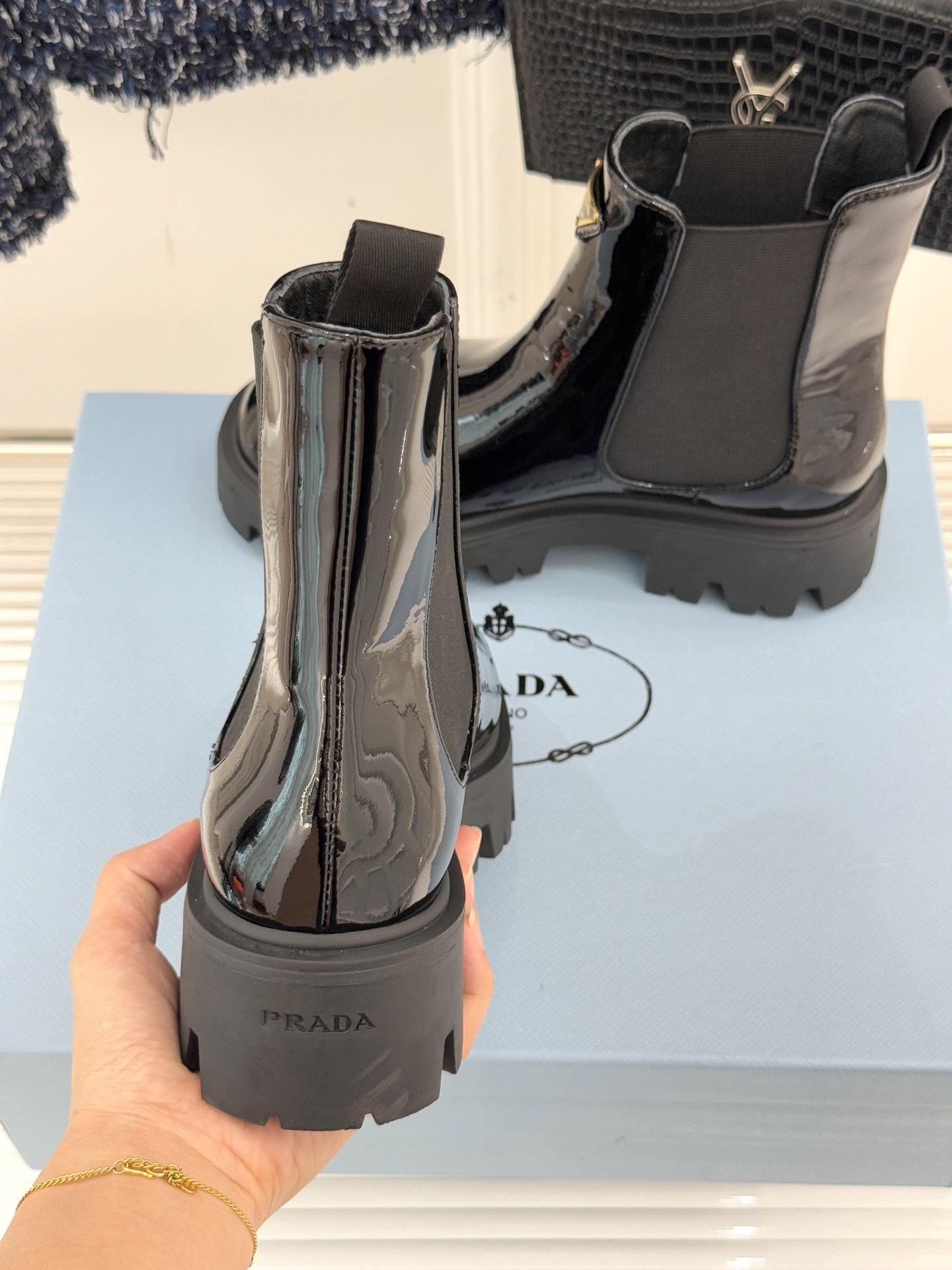 Prada/普拉达经典三角标厚底切尔西短靴鞋身点睛的珐琅金属三角标自1913承载着品牌的匠心与革新精神低