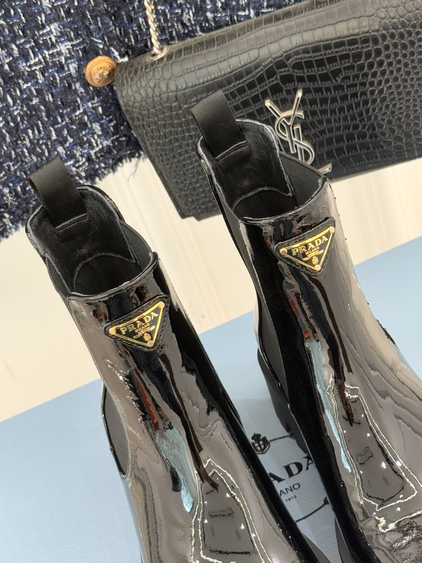 Prada/普拉达经典三角标厚底切尔西短靴鞋身点睛的珐琅金属三角标自1913承载着品牌的匠心与革新精神低