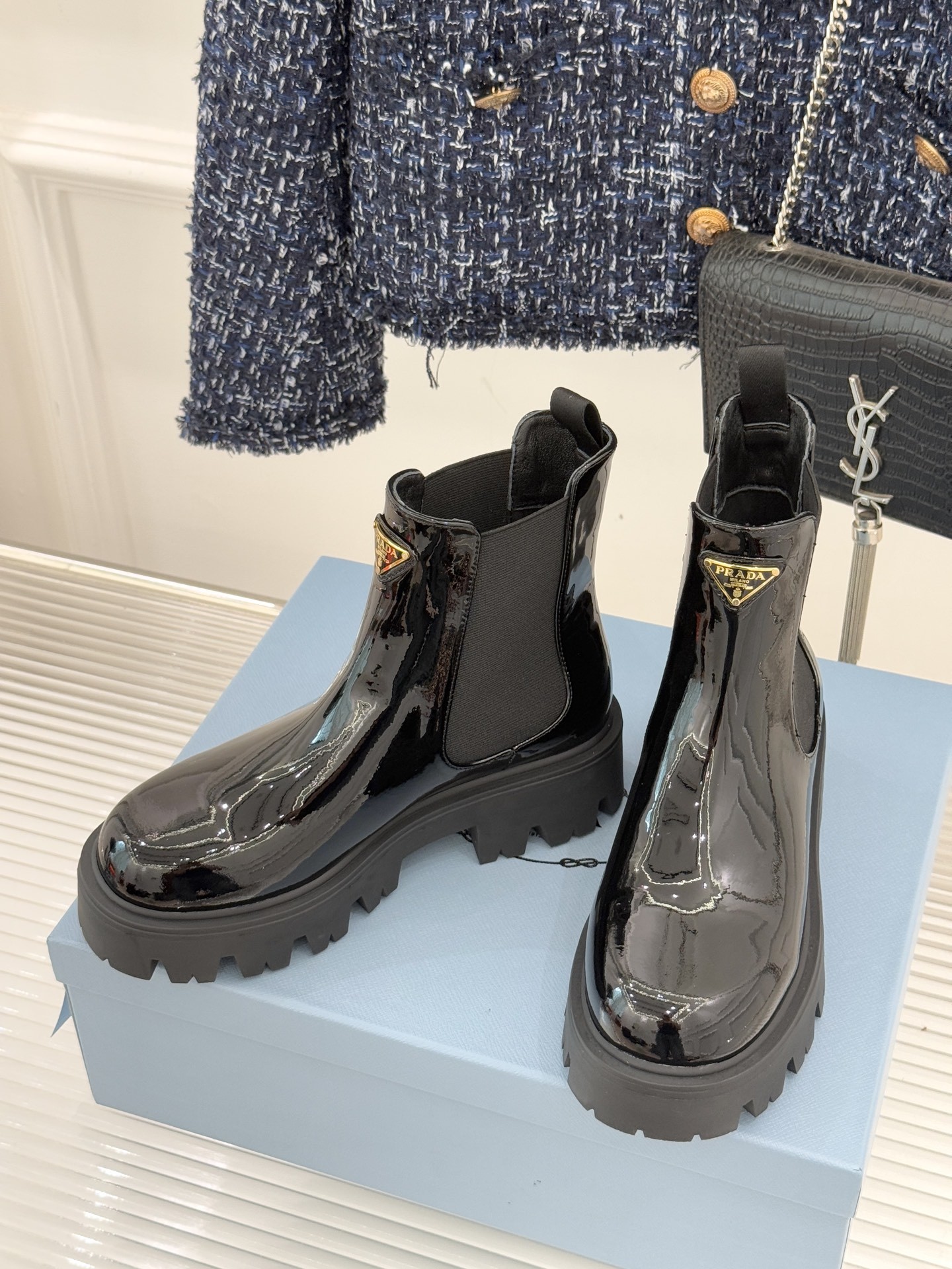 Prada/普拉达经典三角标厚底切尔西短靴鞋身点睛的珐琅金属三角标自1913承载着品牌的匠心与革新精神低
