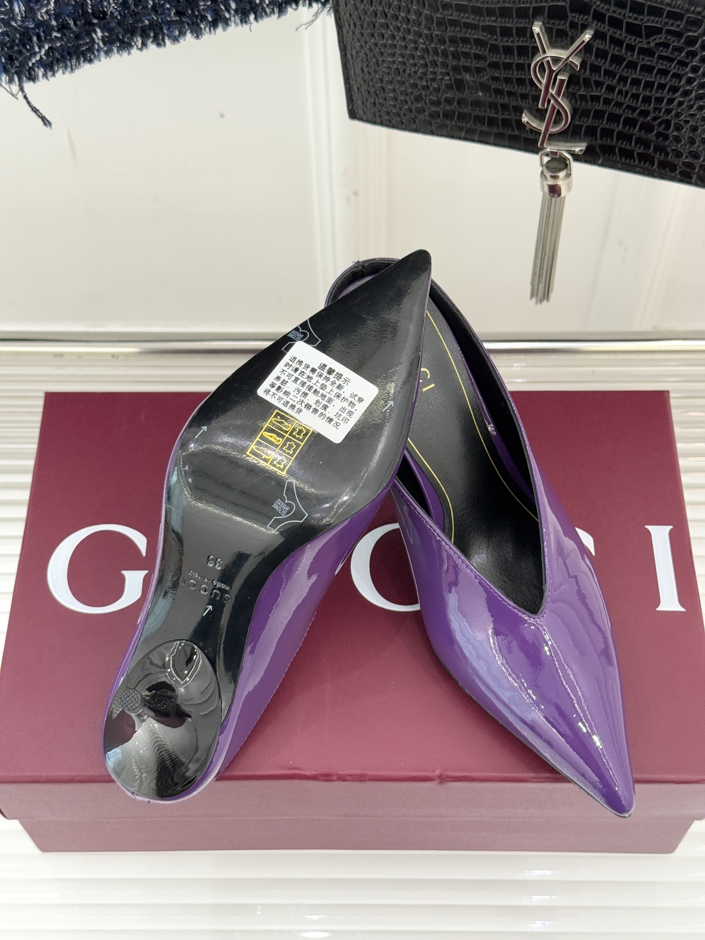 Gucci/古驰25WF新品尖头V口高跟鞋单鞋利落尖头如刀锋般划破平庸延伸足尖线条；深V鞋口巧妙露肤在视