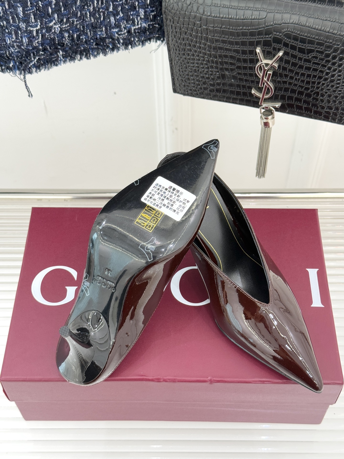 Gucci/古驰25WF新品尖头V口高跟鞋单鞋利落尖头如刀锋般划破平庸延伸足尖线条；深V鞋口巧妙露肤在视