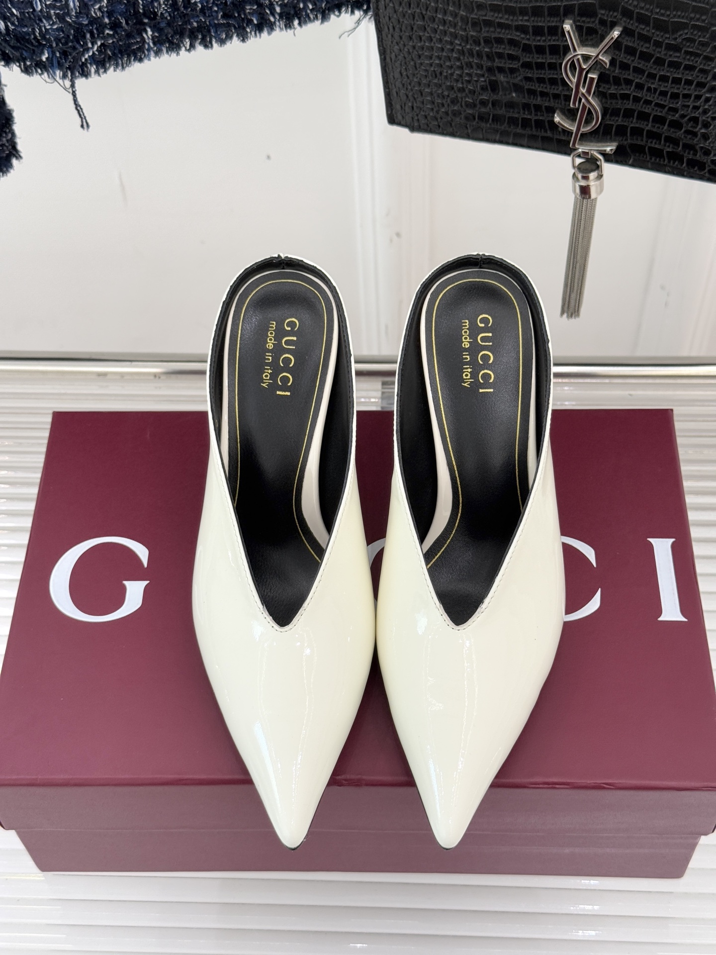 Gucci/古驰25WF新品尖头V口高跟鞋单鞋利落尖头如刀锋般划破平庸延伸足尖线条；深V鞋口巧妙露肤在视