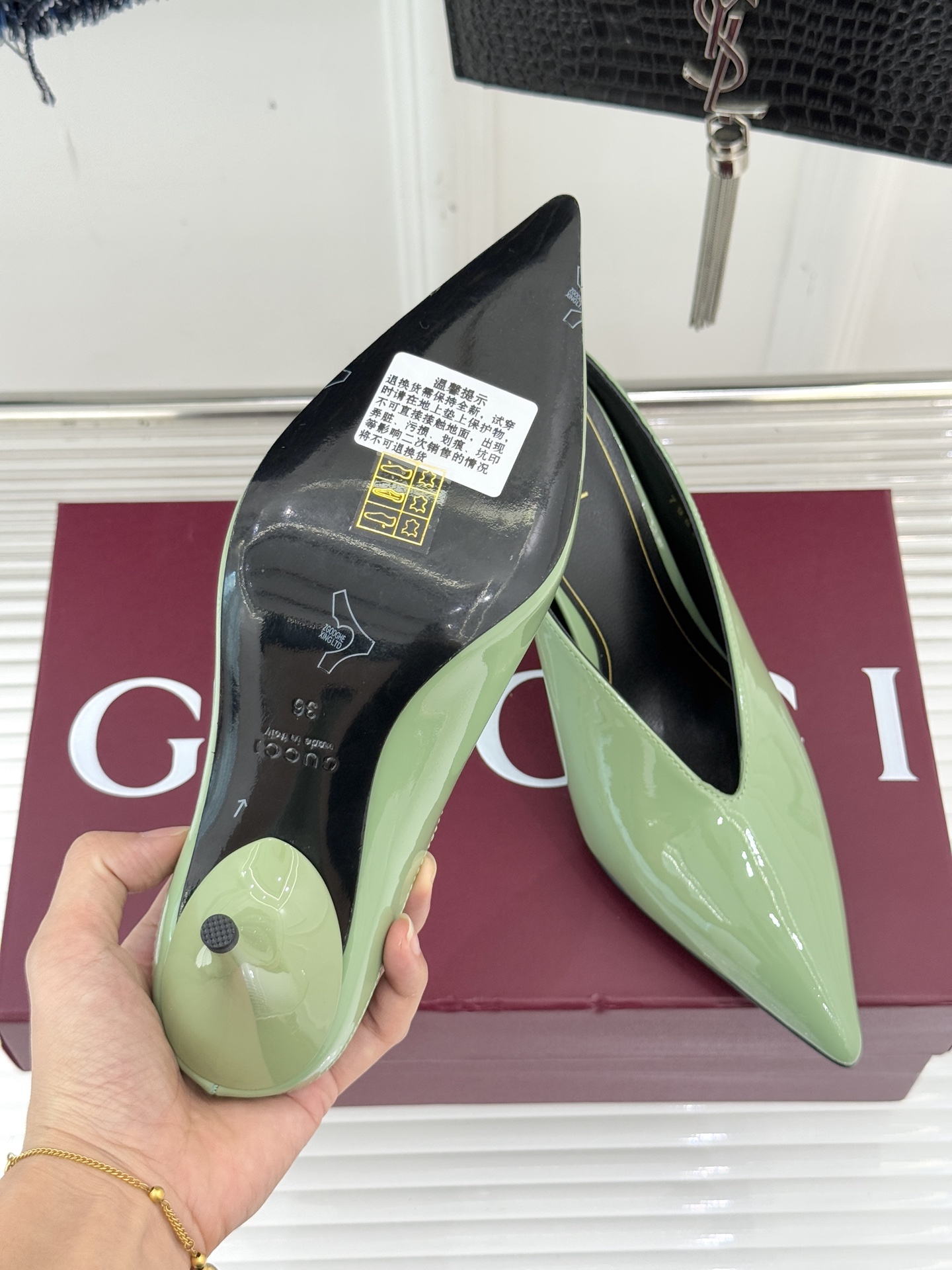 Gucci/古驰25WF新品尖头V口高跟鞋单鞋利落尖头如刀锋般划破平庸延伸足尖线条；深V鞋口巧妙露肤在视
