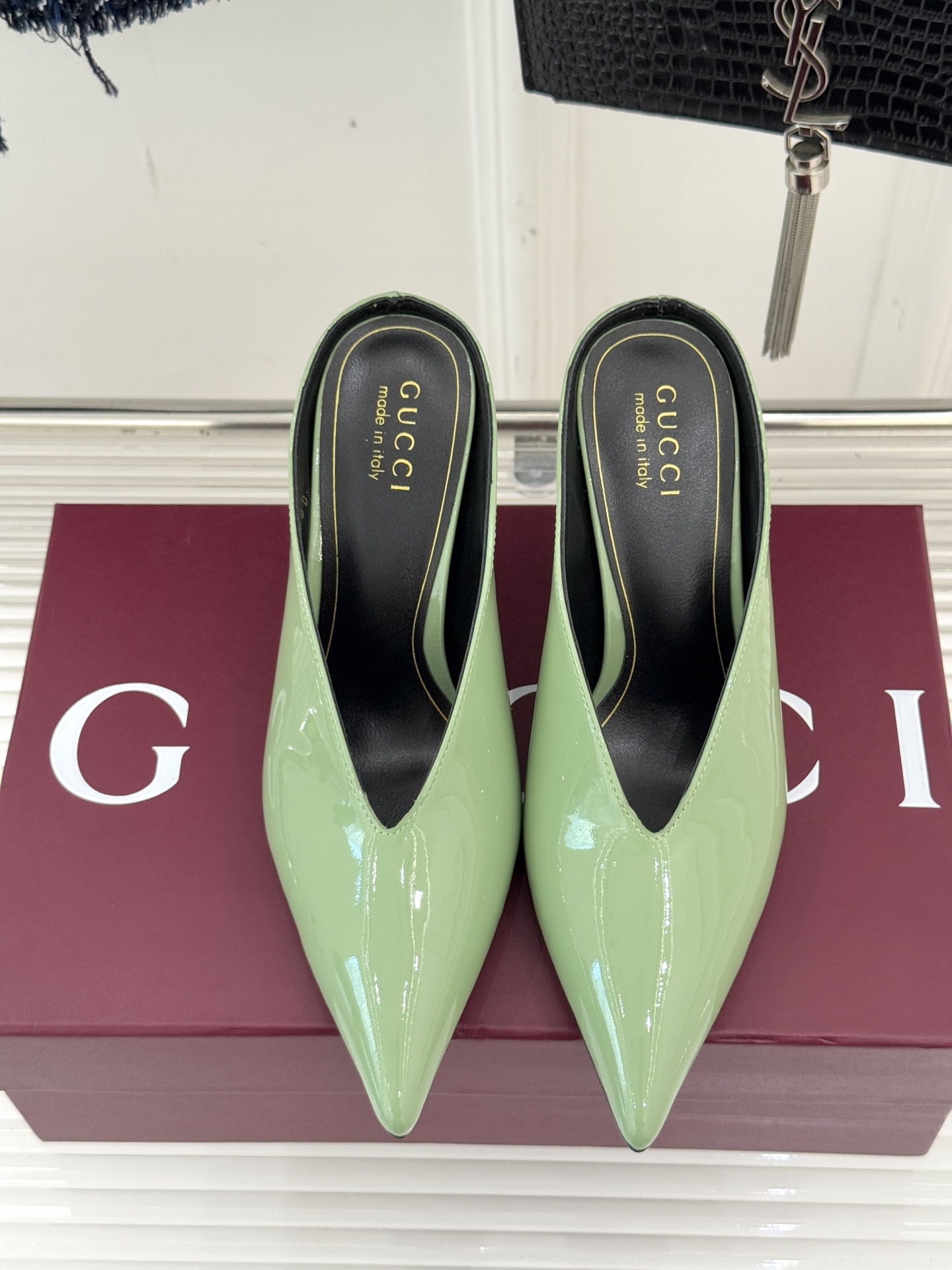 Gucci/古驰25WF新品尖头V口高跟鞋单鞋利落尖头如刀锋般划破平庸延伸足尖线条；深V鞋口巧妙露肤在视