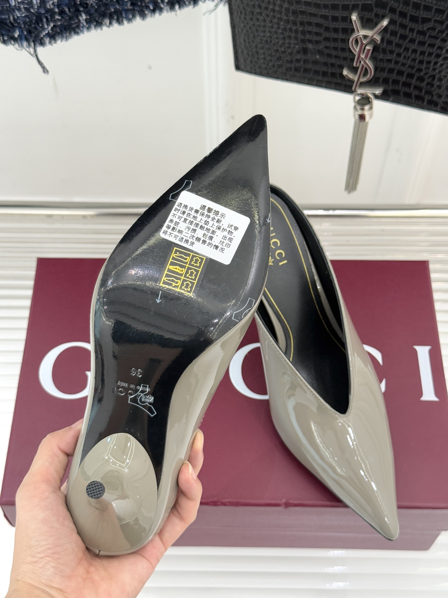 Gucci/古驰25WF新品尖头V口高跟鞋单鞋利落尖头如刀锋般划破平庸延伸足尖线条；深V鞋口巧妙露肤在视