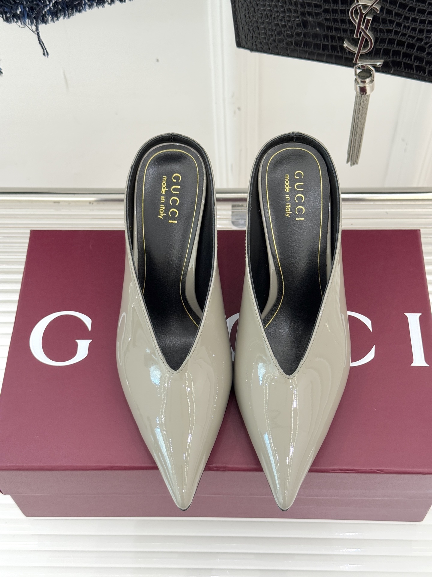 Gucci/古驰25WF新品尖头V口高跟鞋单鞋利落尖头如刀锋般划破平庸延伸足尖线条；深V鞋口巧妙露肤在视