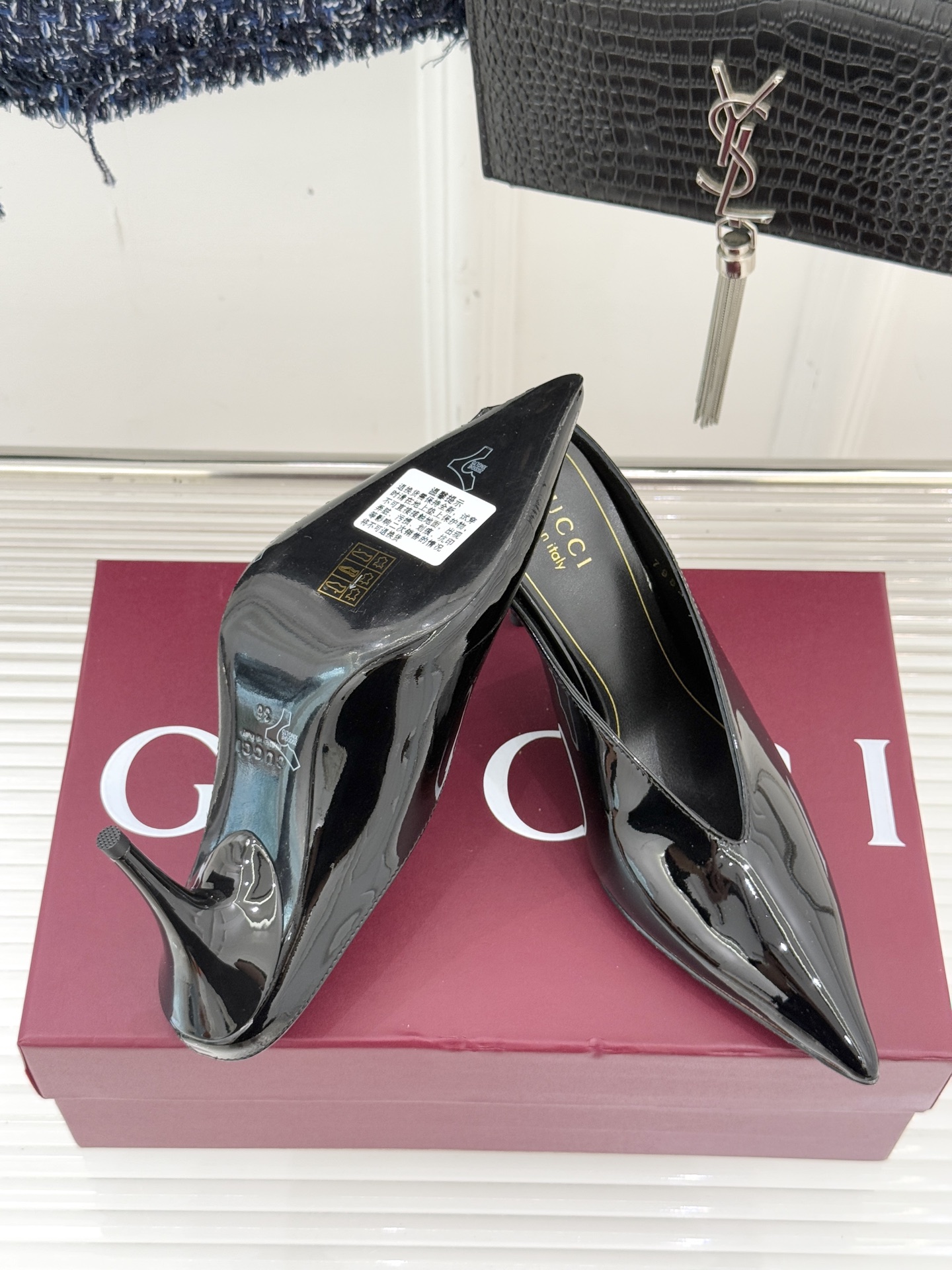 Gucci/古驰25WF新品尖头V口高跟鞋单鞋利落尖头如刀锋般划破平庸延伸足尖线条；深V鞋口巧妙露肤在视