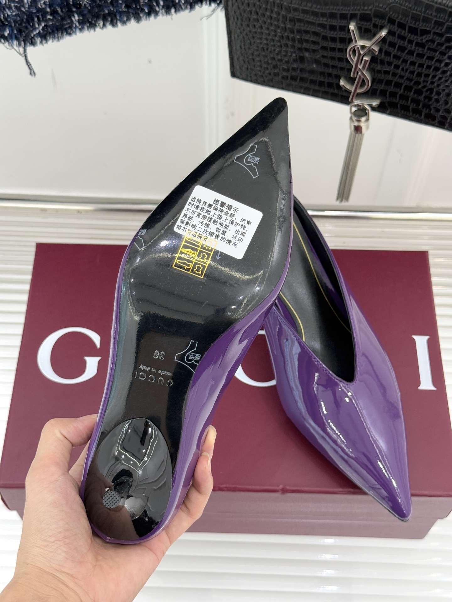 Gucci/古驰25WF新品尖头V口高跟鞋单鞋利落尖头如刀锋般划破平庸延伸足尖线条；深V鞋口巧妙露肤在视