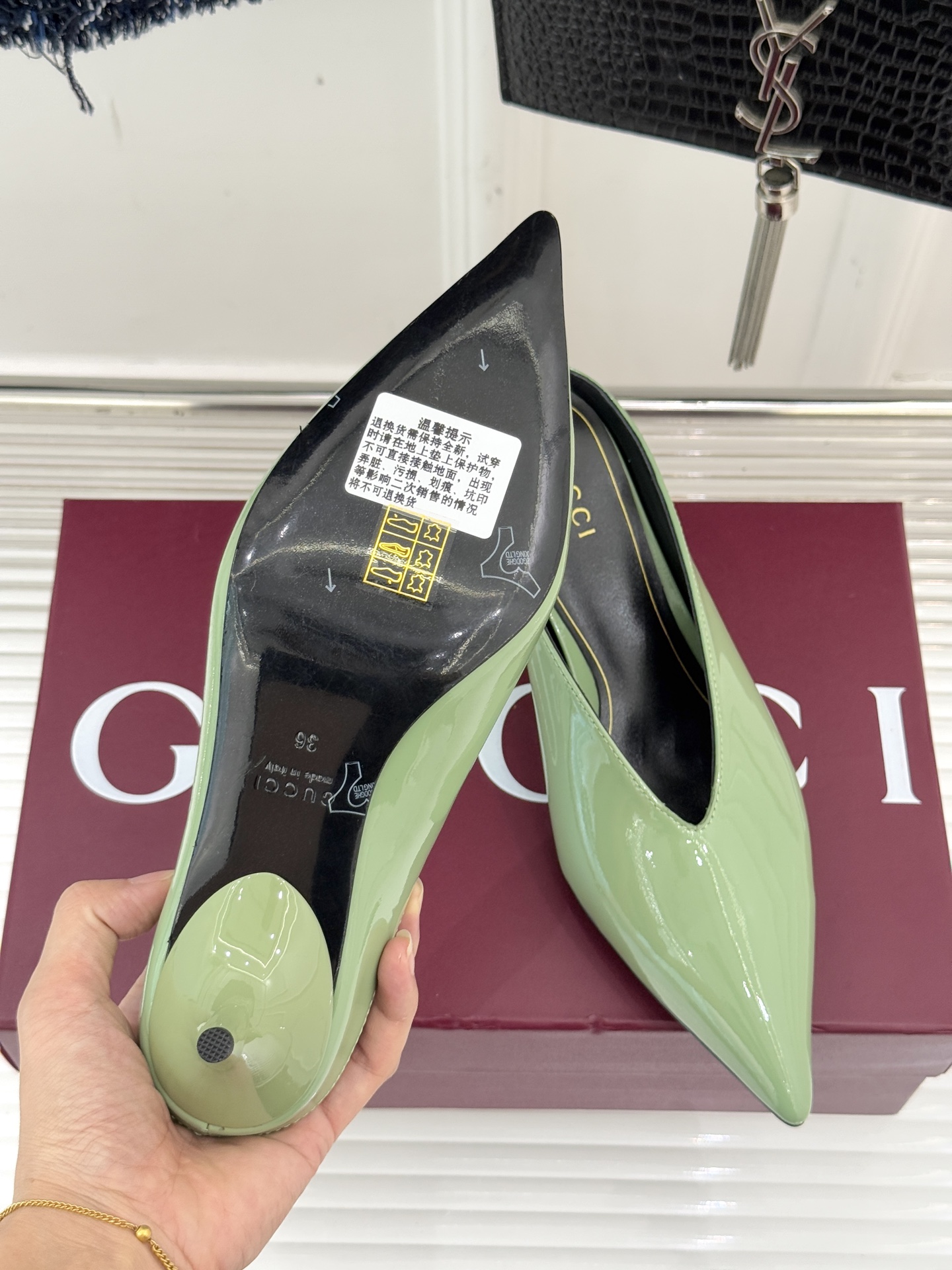 Gucci/古驰25WF新品尖头V口高跟鞋单鞋利落尖头如刀锋般划破平庸延伸足尖线条；深V鞋口巧妙露肤在视