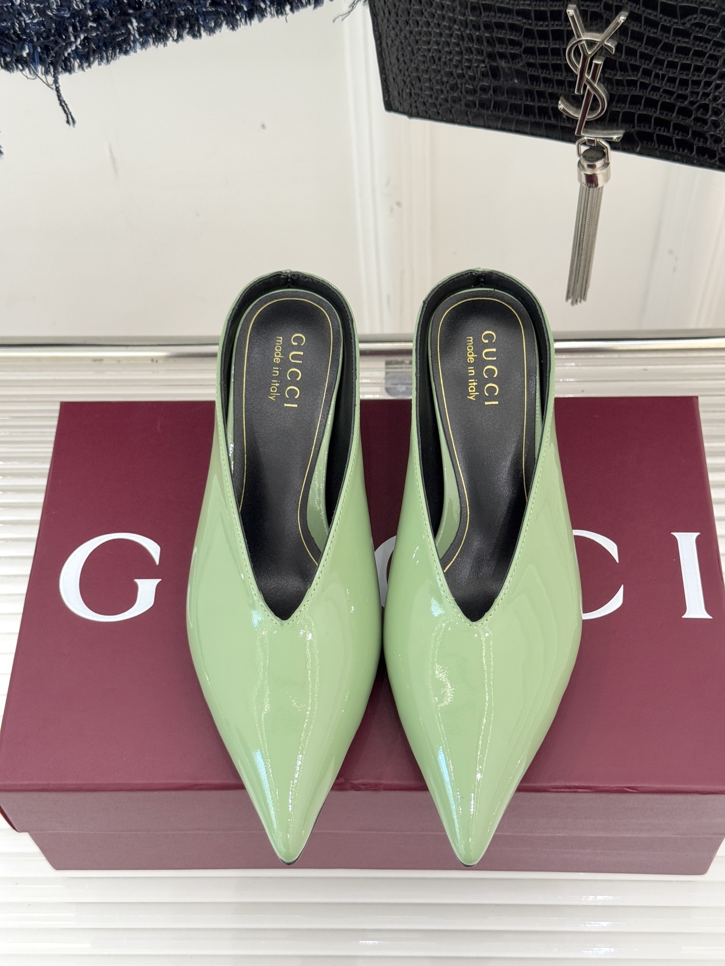 Gucci/古驰25WF新品尖头V口高跟鞋单鞋利落尖头如刀锋般划破平庸延伸足尖线条；深V鞋口巧妙露肤在视