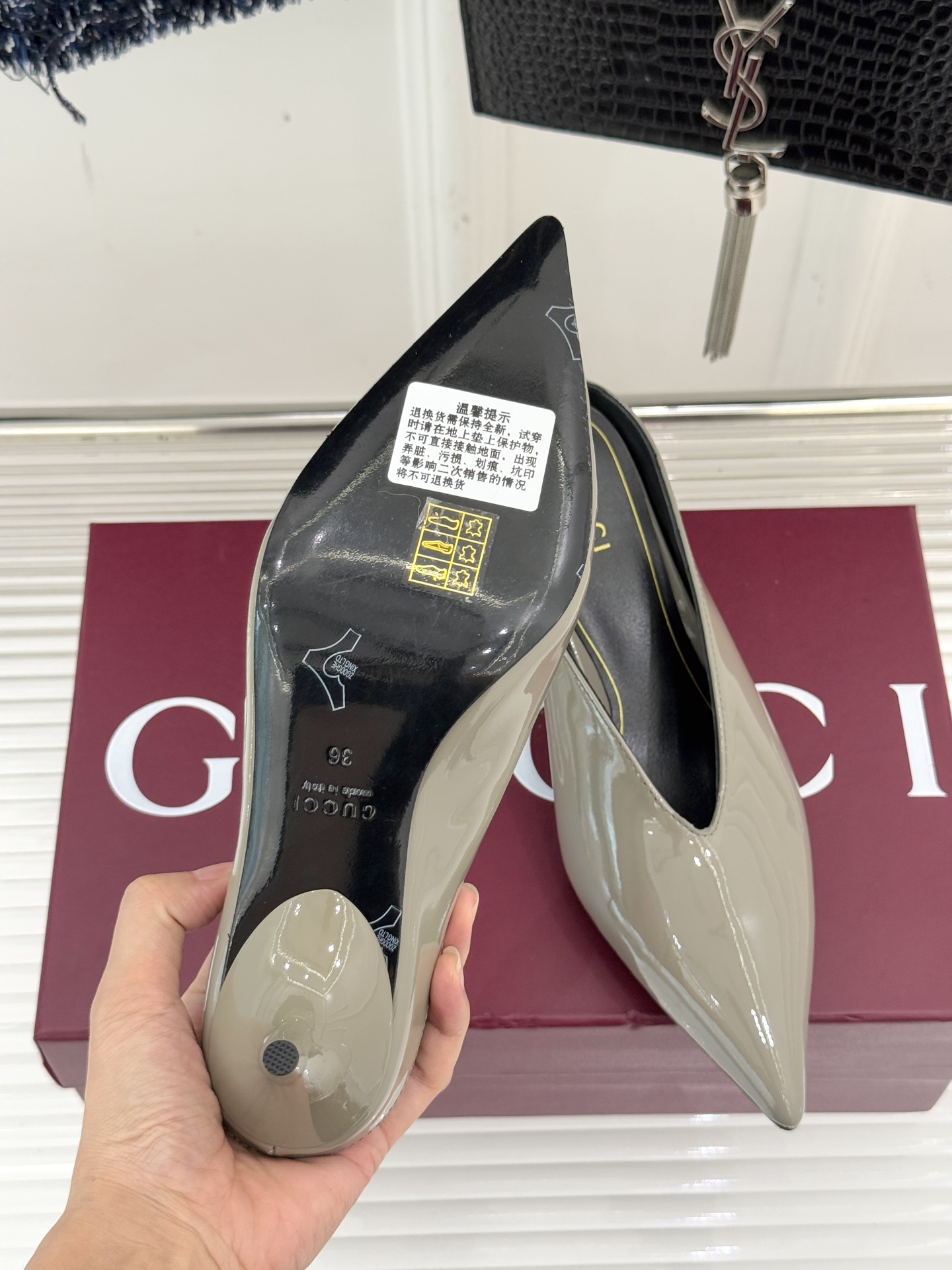 Gucci/古驰25WF新品尖头V口高跟鞋单鞋利落尖头如刀锋般划破平庸延伸足尖线条；深V鞋口巧妙露肤在视