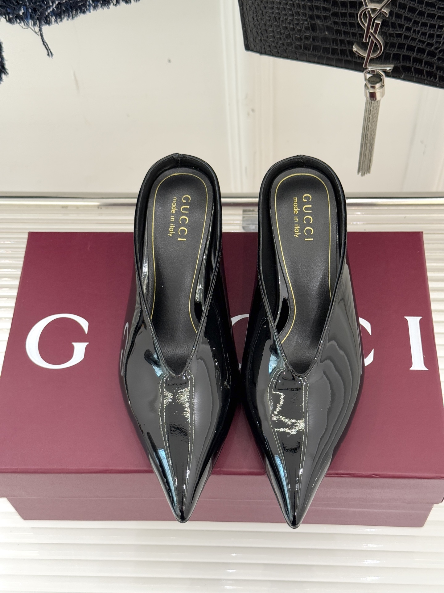 Gucci/古驰25WF新品尖头V口高跟鞋单鞋利落尖头如刀锋般划破平庸延伸足尖线条；深V鞋口巧妙露肤在视