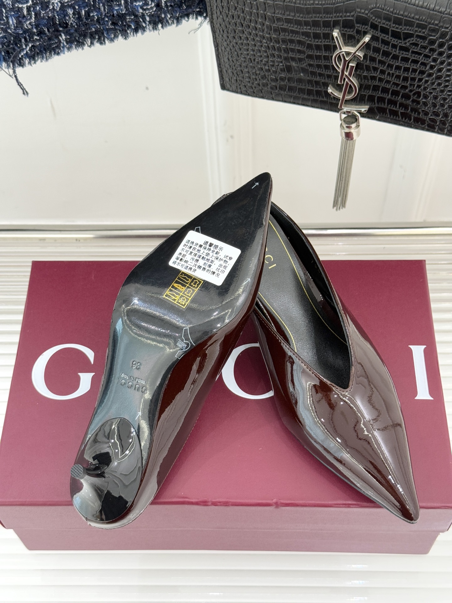 Gucci/古驰25WF新品尖头V口高跟鞋单鞋利落尖头如刀锋般划破平庸延伸足尖线条；深V鞋口巧妙露肤在视
