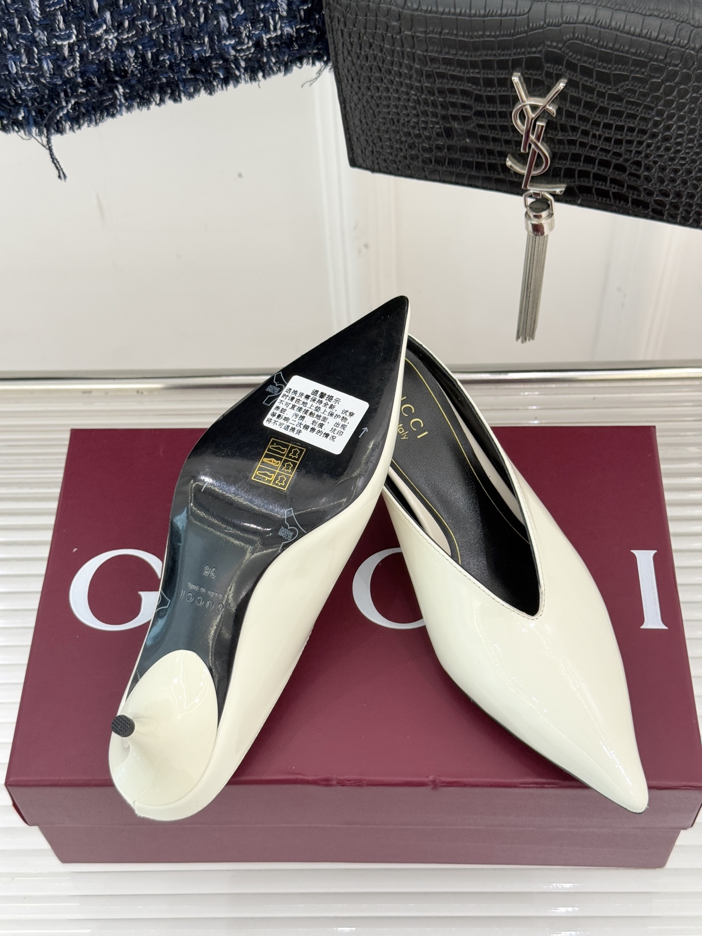 Gucci/古驰25WF新品尖头V口高跟鞋单鞋利落尖头如刀锋般划破平庸延伸足尖线条；深V鞋口巧妙露肤在视