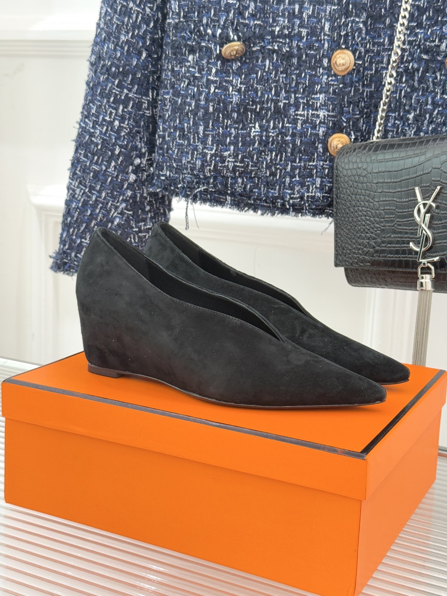 Hermès/爱马仕25WF新品尖头V口坡跟单鞋当尖头的凌厉遇上V口的柔弧这双单鞋以凝练线条重塑优雅轮廓
