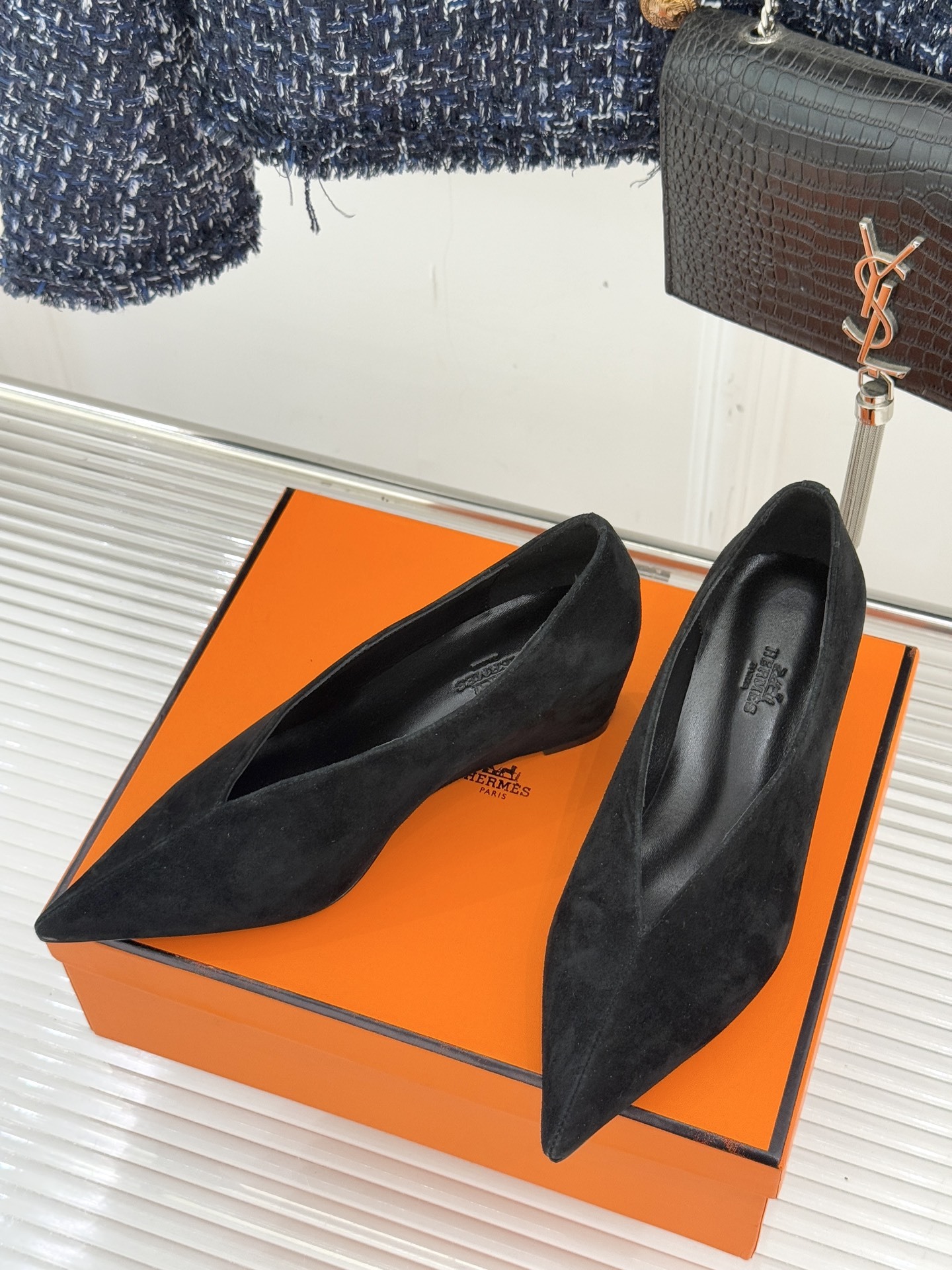 Hermès/爱马仕25WF新品尖头V口坡跟单鞋当尖头的凌厉遇上V口的柔弧这双单鞋以凝练线条重塑优雅轮廓
