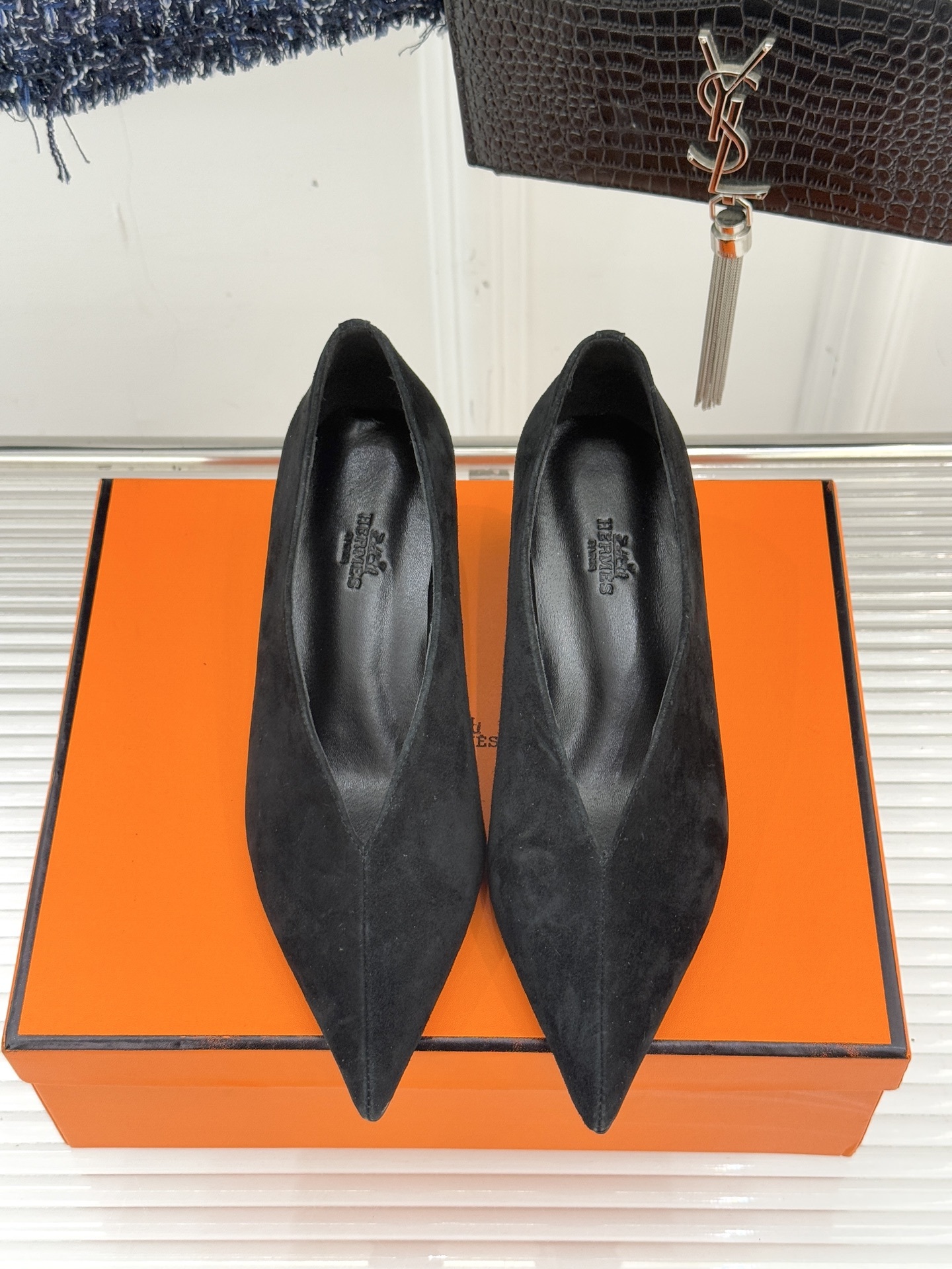 Hermès/爱马仕25WF新品尖头V口坡跟单鞋当尖头的凌厉遇上V口的柔弧这双单鞋以凝练线条重塑优雅轮廓