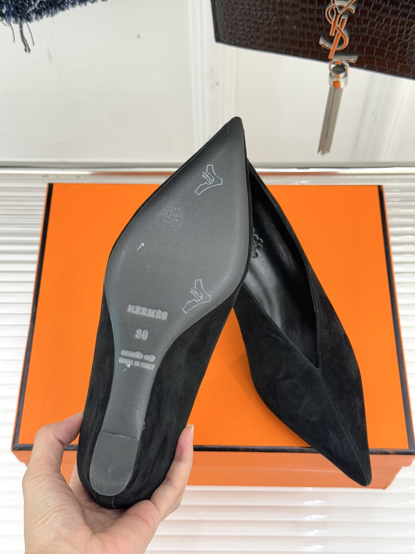 Hermès/爱马仕25WF新品尖头V口坡跟单鞋当尖头的凌厉遇上V口的柔弧这双单鞋以凝练线条重塑优雅轮廓