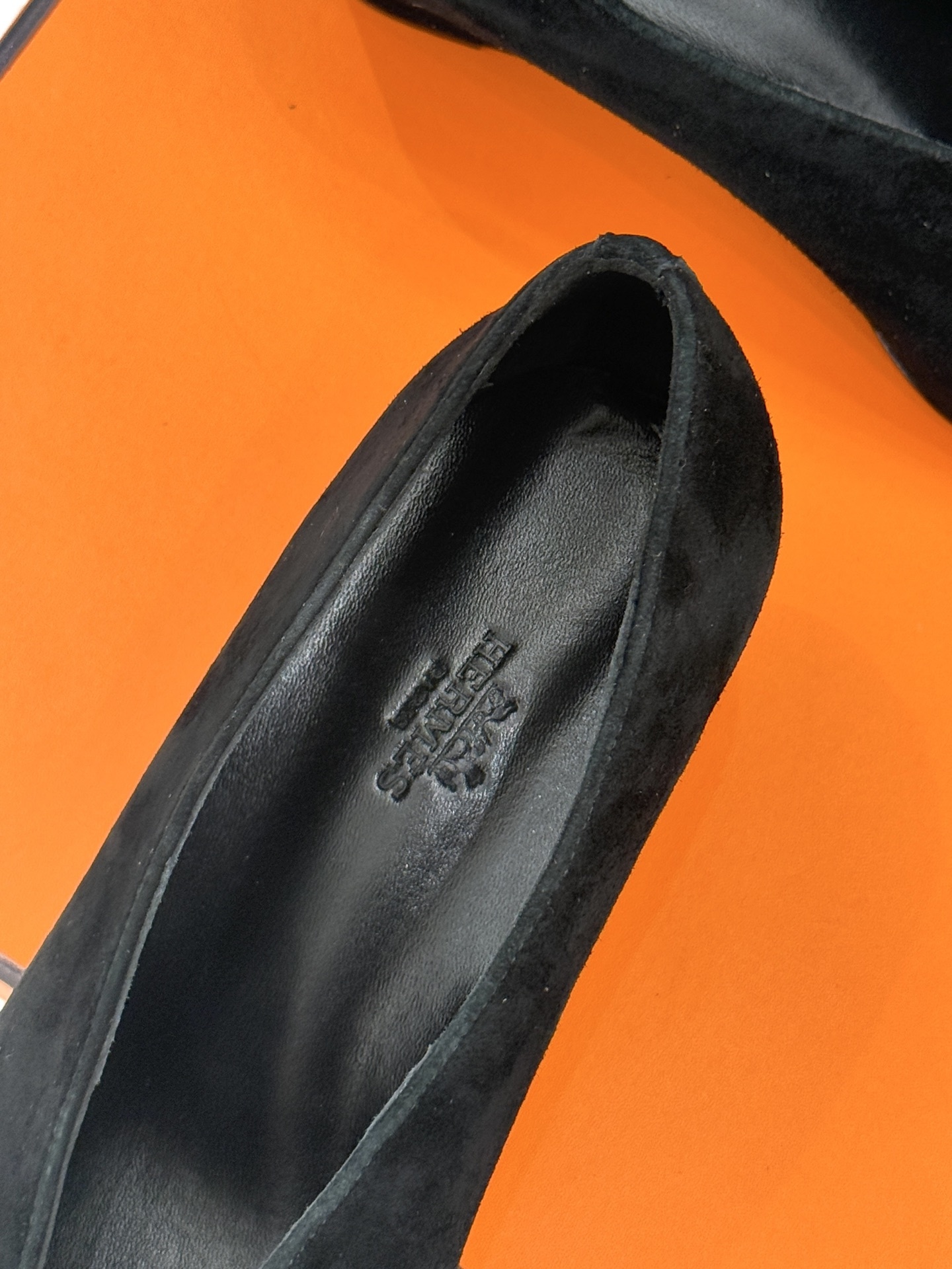 Hermès/爱马仕25WF新品尖头V口坡跟单鞋当尖头的凌厉遇上V口的柔弧这双单鞋以凝练线条重塑优雅轮廓
