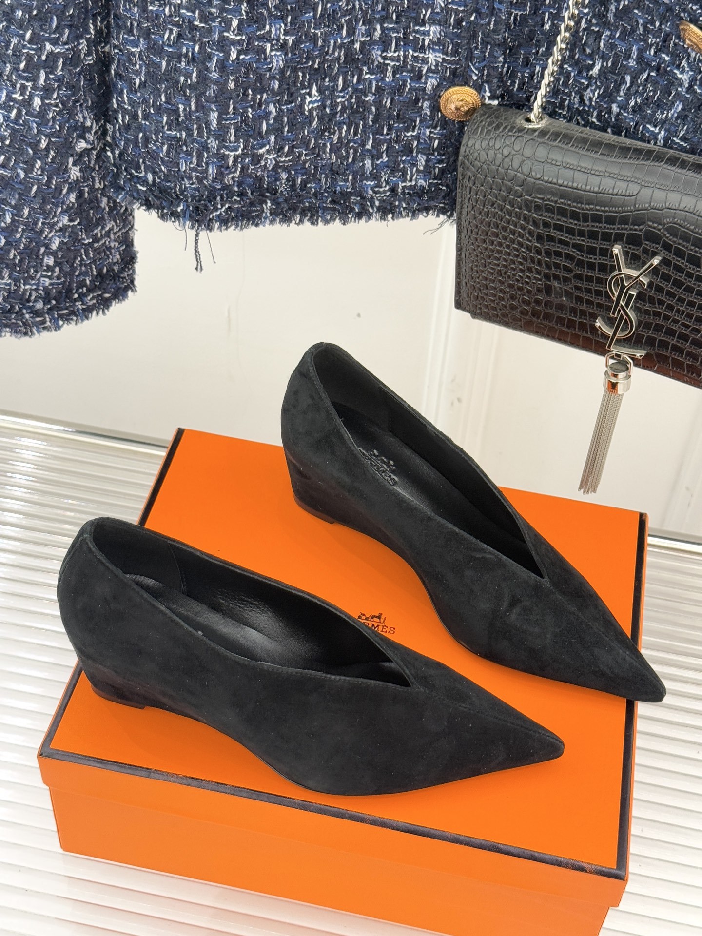 Hermès/爱马仕25WF新品尖头V口坡跟单鞋当尖头的凌厉遇上V口的柔弧这双单鞋以凝练线条重塑优雅轮廓