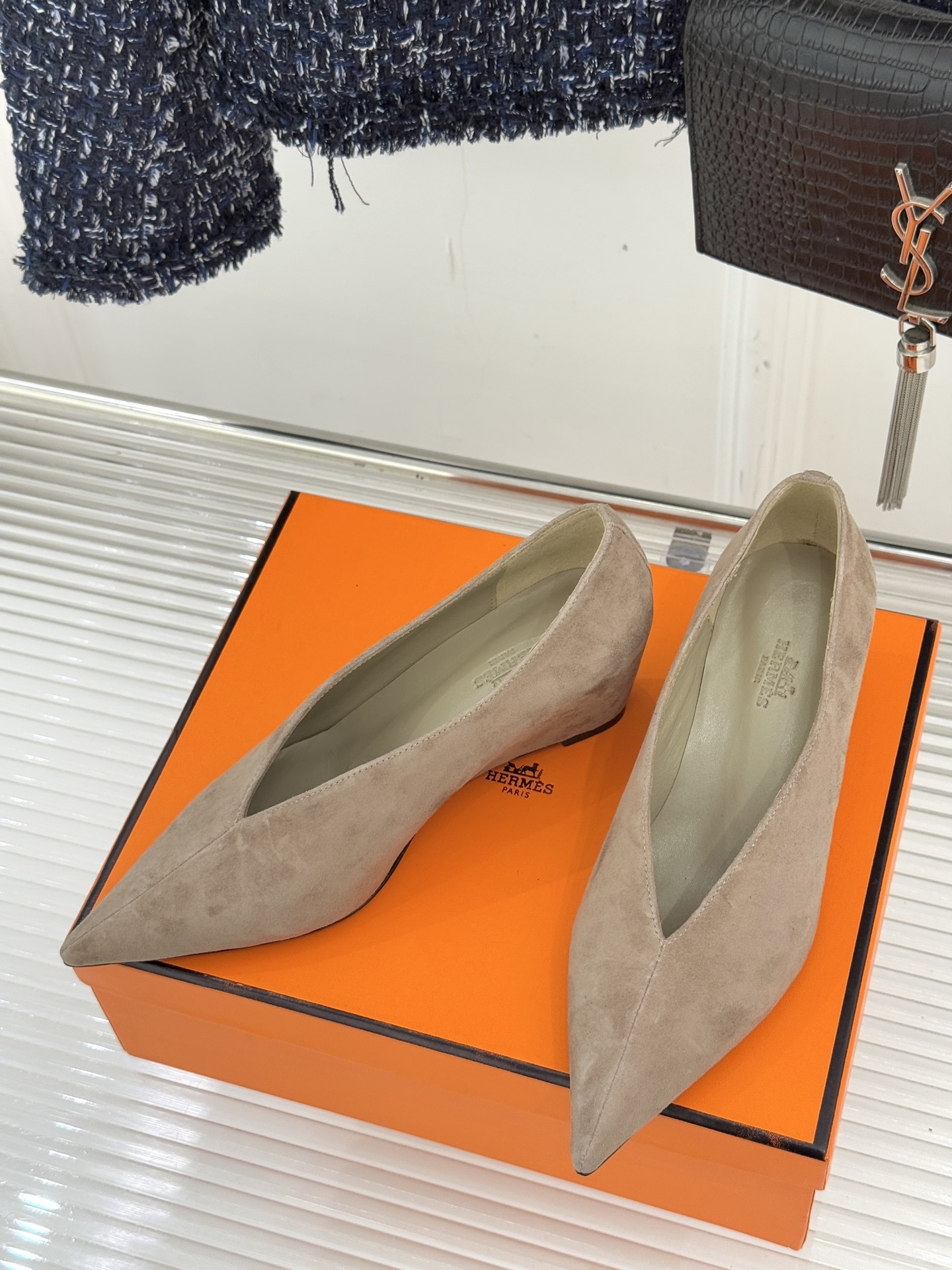 Hermès/爱马仕25WF新品尖头V口坡跟单鞋当尖头的凌厉遇上V口的柔弧这双单鞋以凝练线条重塑优雅轮廓