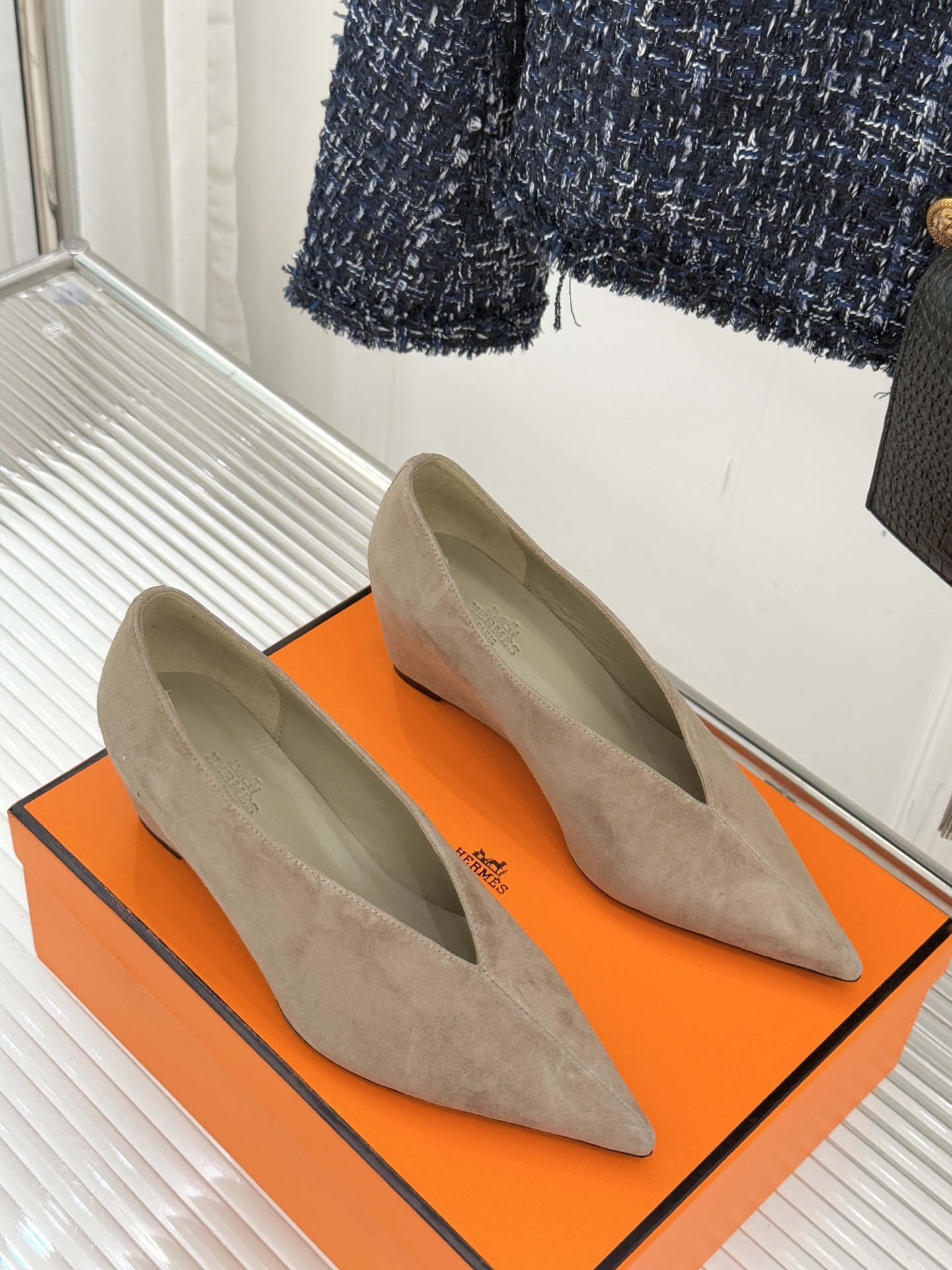 Hermès/爱马仕25WF新品尖头V口坡跟单鞋当尖头的凌厉遇上V口的柔弧这双单鞋以凝练线条重塑优雅轮廓