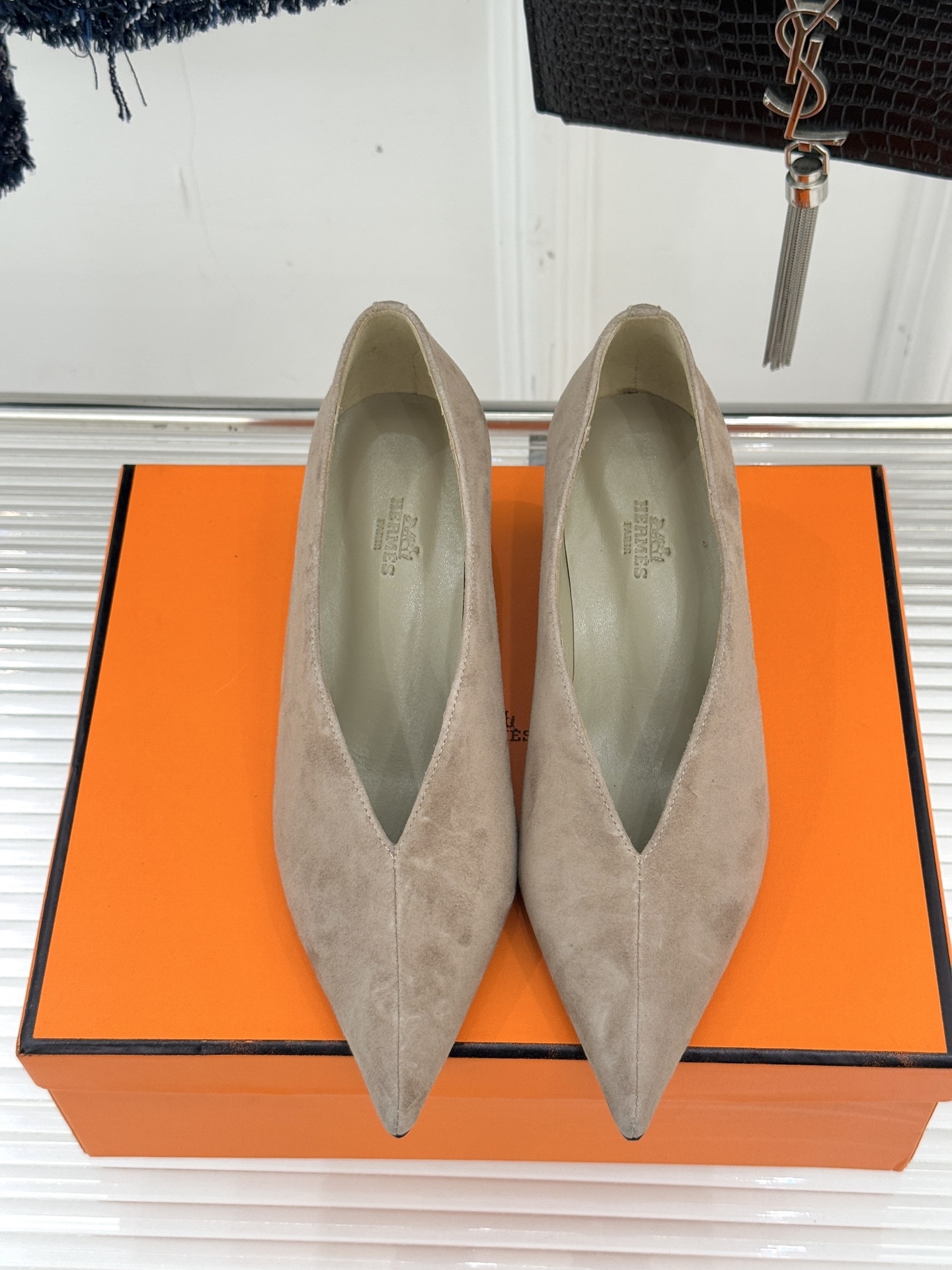 Hermès/爱马仕25WF新品尖头V口坡跟单鞋当尖头的凌厉遇上V口的柔弧这双单鞋以凝练线条重塑优雅轮廓