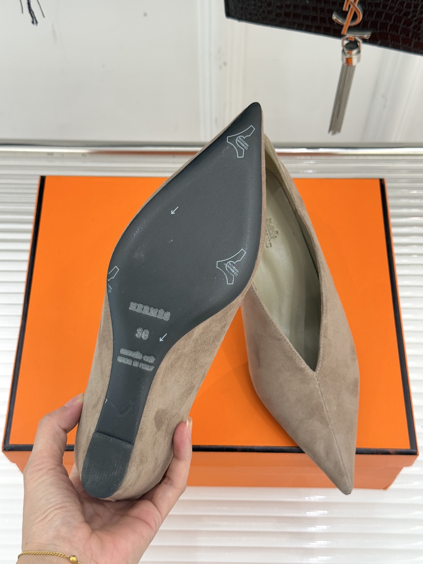 Hermès/爱马仕25WF新品尖头V口坡跟单鞋当尖头的凌厉遇上V口的柔弧这双单鞋以凝练线条重塑优雅轮廓