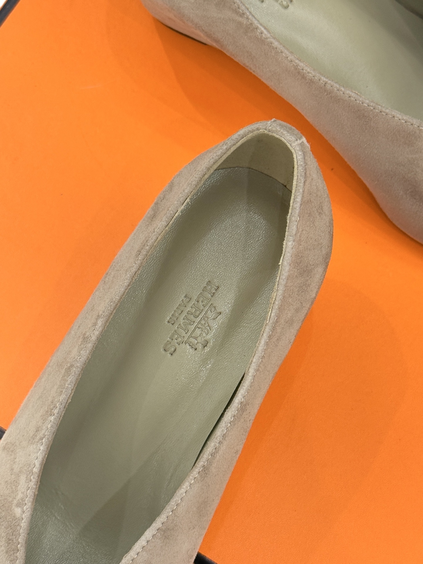 Hermès/爱马仕25WF新品尖头V口坡跟单鞋当尖头的凌厉遇上V口的柔弧这双单鞋以凝练线条重塑优雅轮廓