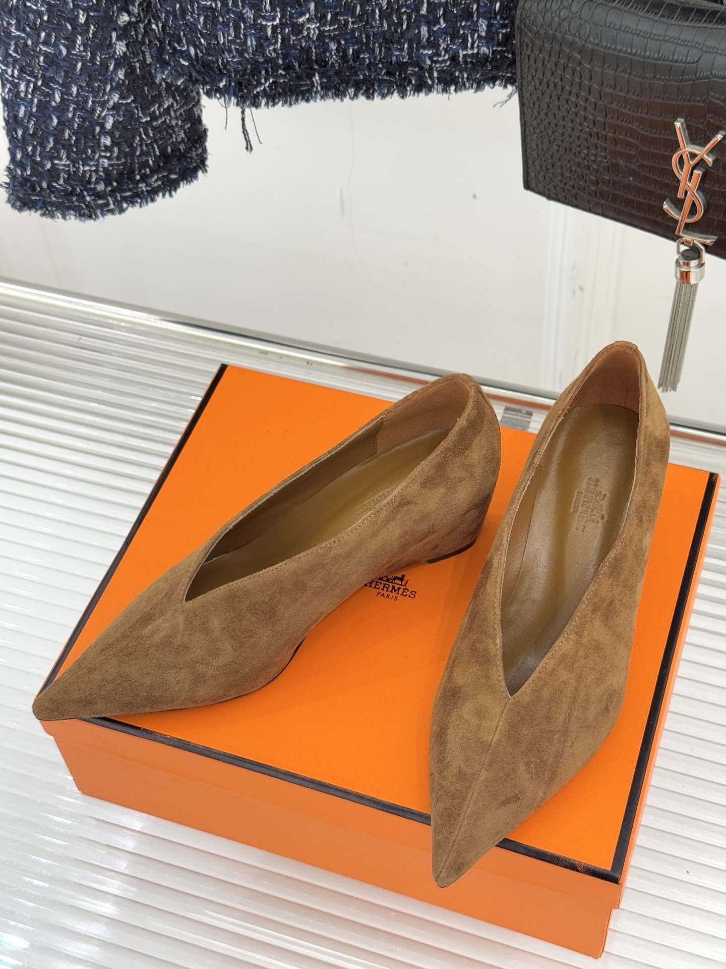 Hermès/爱马仕25WF新品尖头V口坡跟单鞋当尖头的凌厉遇上V口的柔弧这双单鞋以凝练线条重塑优雅轮廓