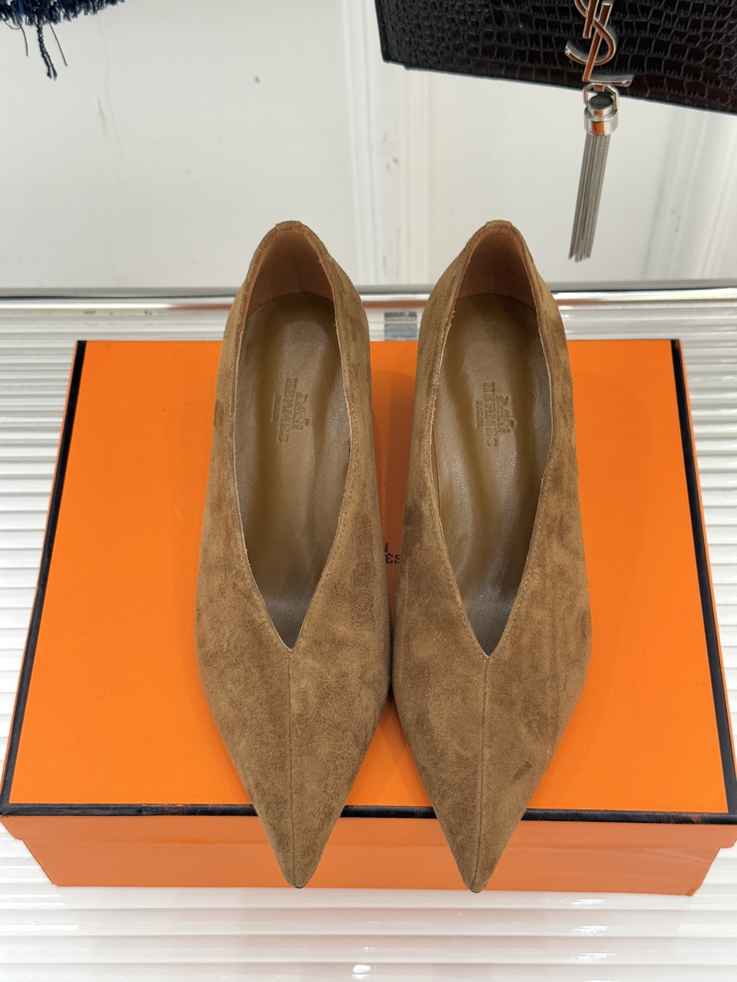 Hermès/爱马仕25WF新品尖头V口坡跟单鞋当尖头的凌厉遇上V口的柔弧这双单鞋以凝练线条重塑优雅轮廓