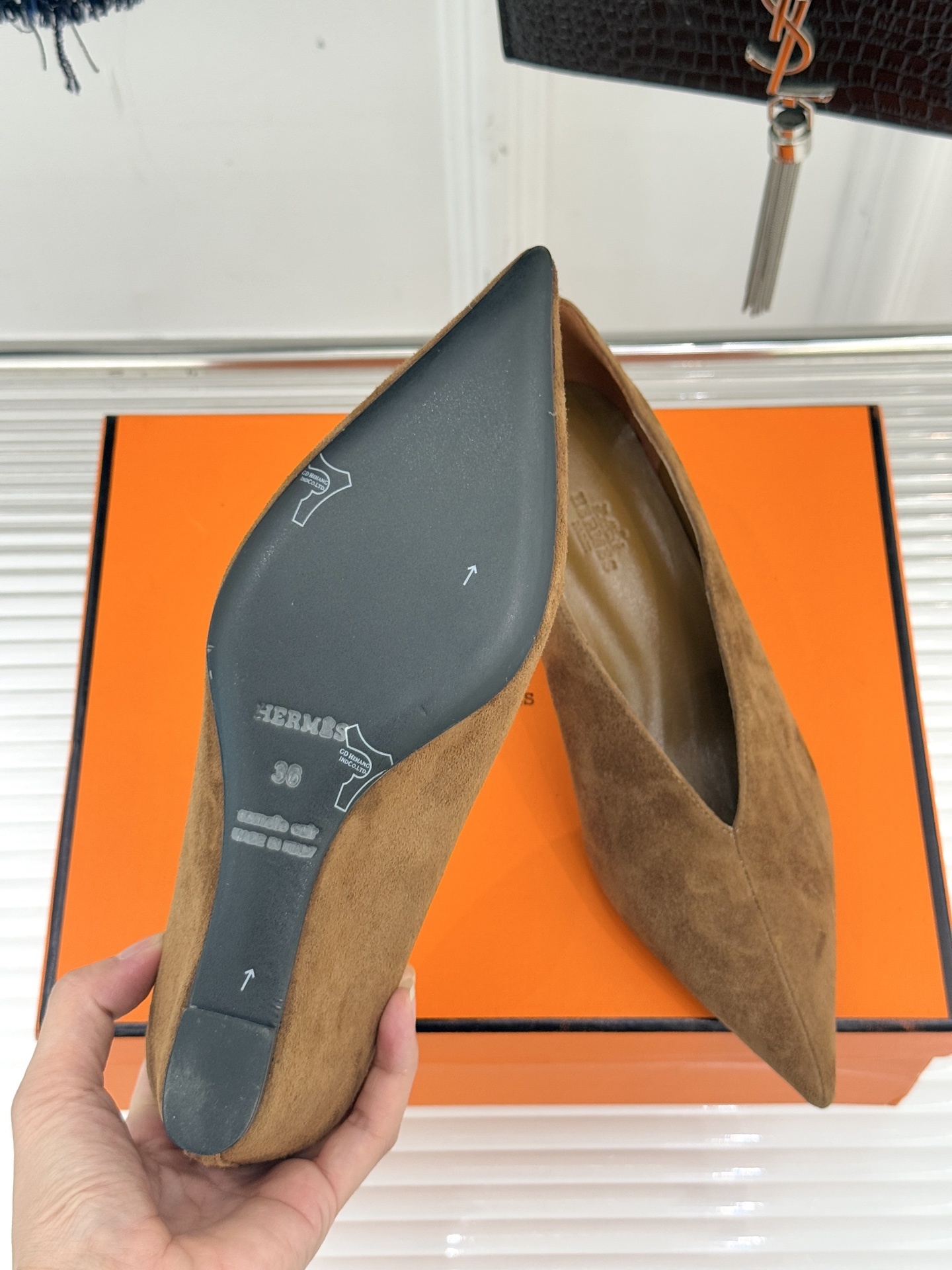 Hermès/爱马仕25WF新品尖头V口坡跟单鞋当尖头的凌厉遇上V口的柔弧这双单鞋以凝练线条重塑优雅轮廓