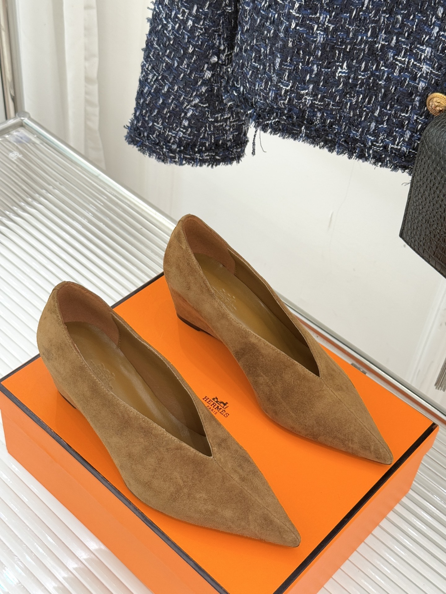 Hermès/爱马仕25WF新品尖头V口坡跟单鞋当尖头的凌厉遇上V口的柔弧这双单鞋以凝练线条重塑优雅轮廓