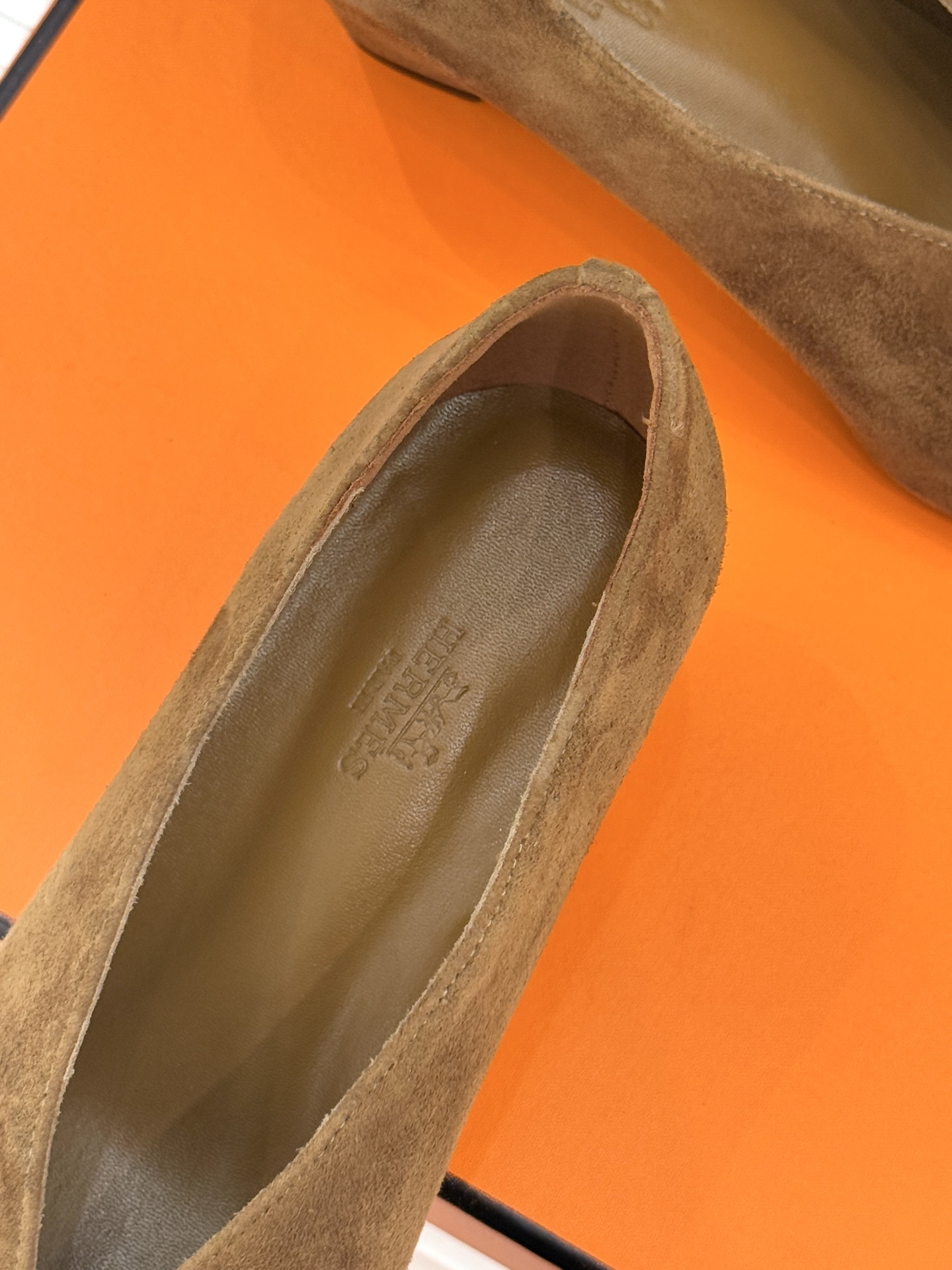 Hermès/爱马仕25WF新品尖头V口坡跟单鞋当尖头的凌厉遇上V口的柔弧这双单鞋以凝练线条重塑优雅轮廓