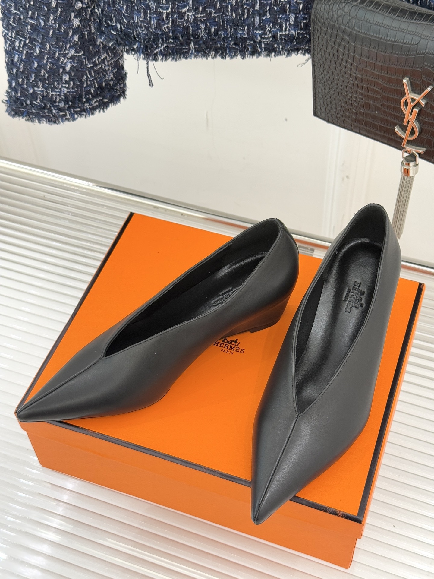 Hermès/爱马仕25WF新品尖头V口坡跟单鞋当尖头的凌厉遇上V口的柔弧这双单鞋以凝练线条重塑优雅轮廓