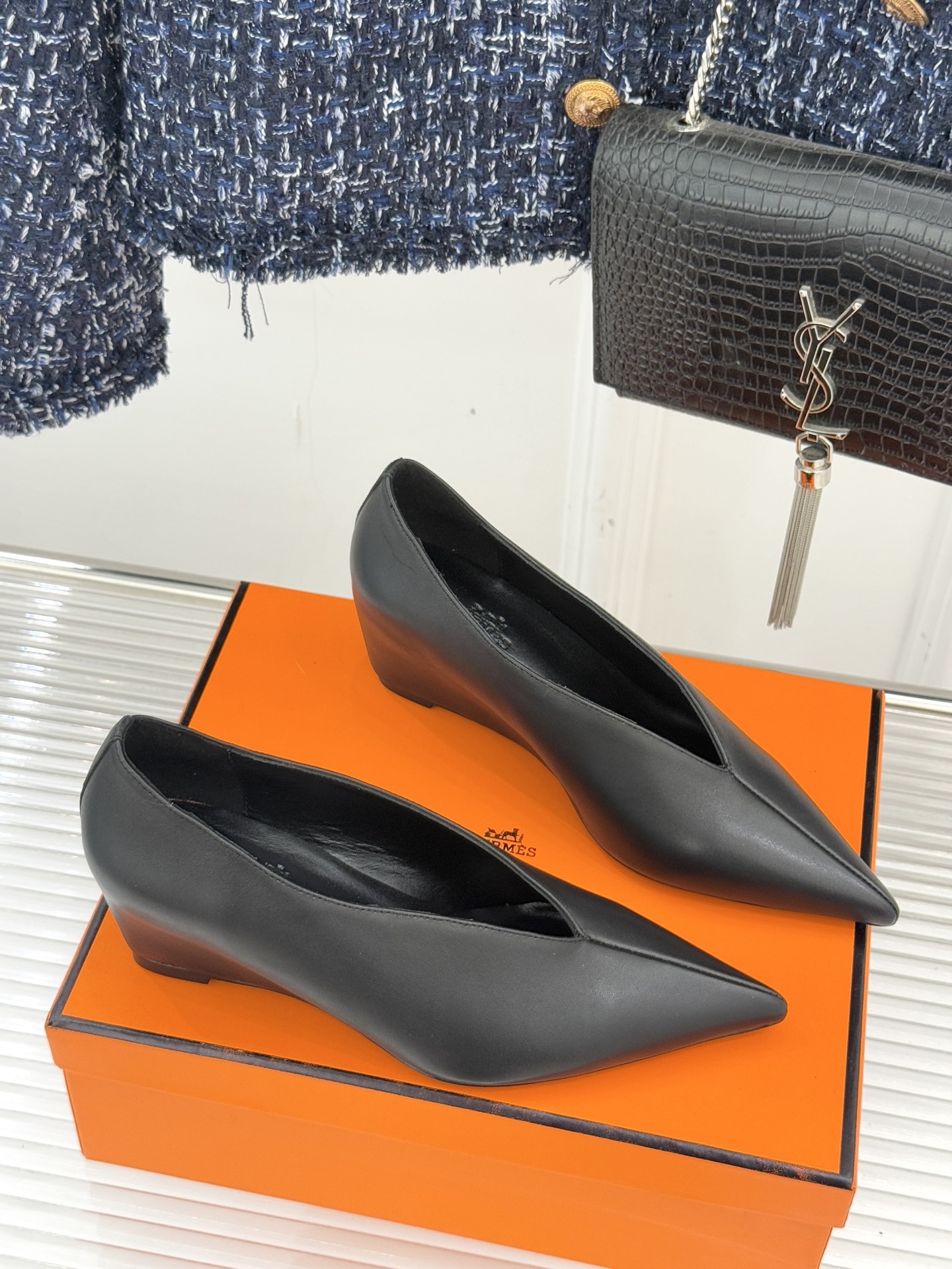 Hermès/爱马仕25WF新品尖头V口坡跟单鞋当尖头的凌厉遇上V口的柔弧这双单鞋以凝练线条重塑优雅轮廓