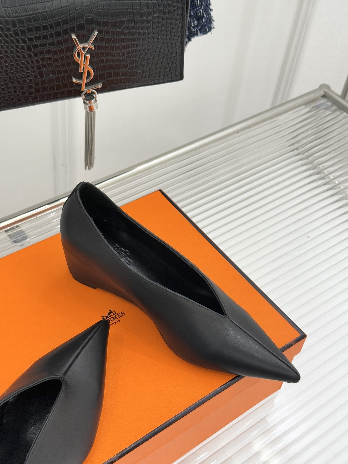 Hermès/爱马仕25WF新品尖头V口坡跟单鞋当尖头的凌厉遇上V口的柔弧这双单鞋以凝练线条重塑优雅轮廓