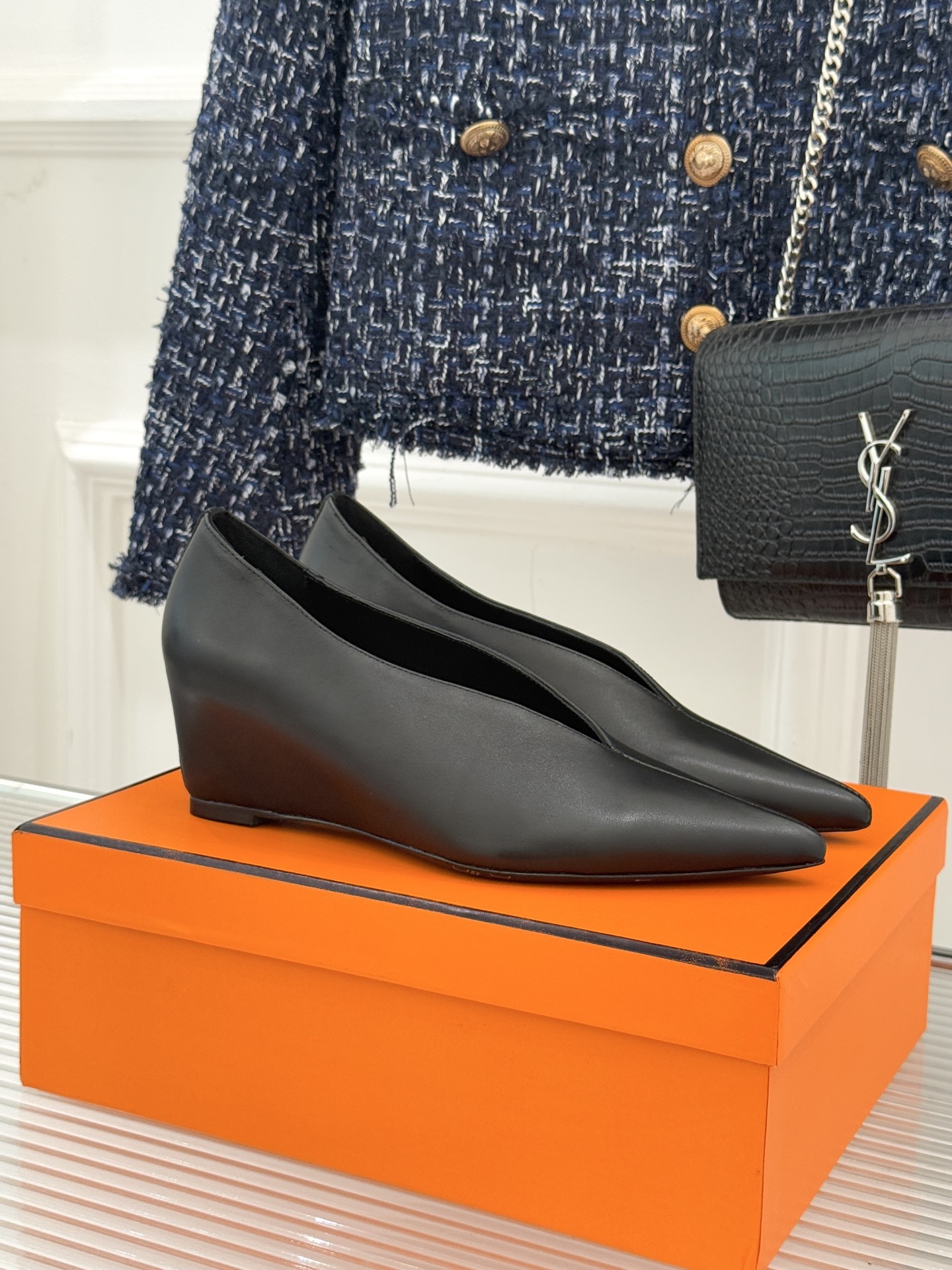Hermès/爱马仕25WF新品尖头V口坡跟单鞋当尖头的凌厉遇上V口的柔弧这双单鞋以凝练线条重塑优雅轮廓