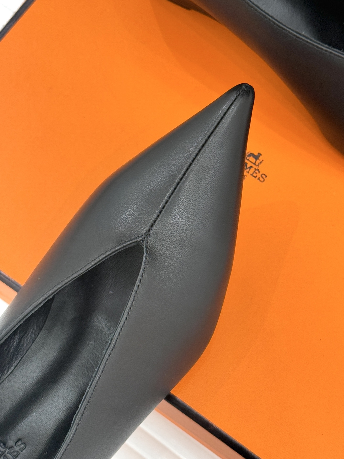 Hermès/爱马仕25WF新品尖头V口坡跟单鞋当尖头的凌厉遇上V口的柔弧这双单鞋以凝练线条重塑优雅轮廓