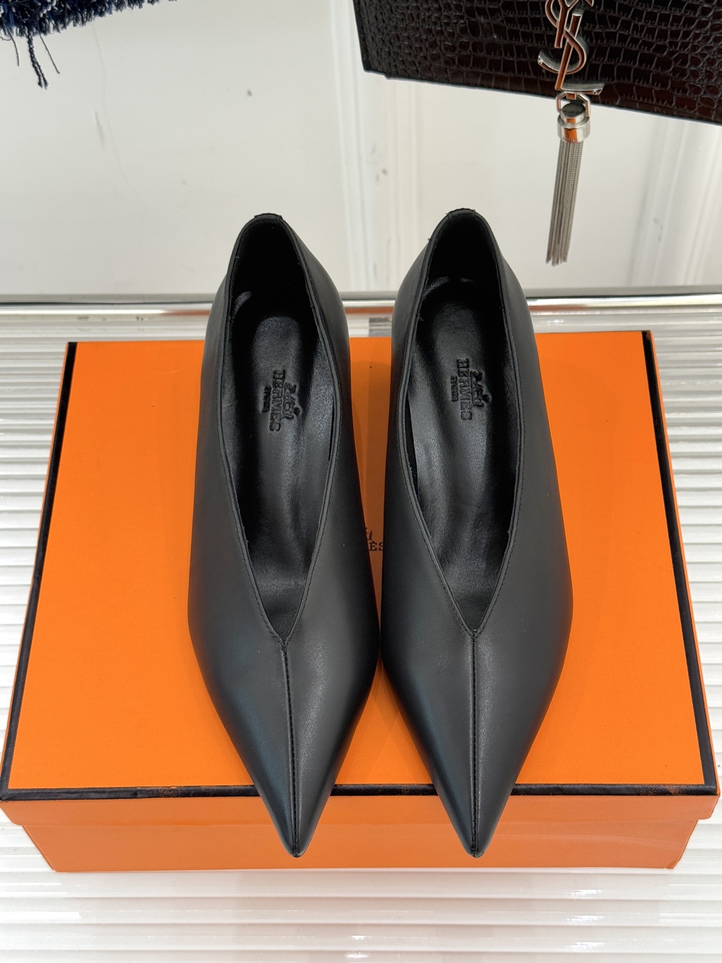 Hermès/爱马仕25WF新品尖头V口坡跟单鞋当尖头的凌厉遇上V口的柔弧这双单鞋以凝练线条重塑优雅轮廓