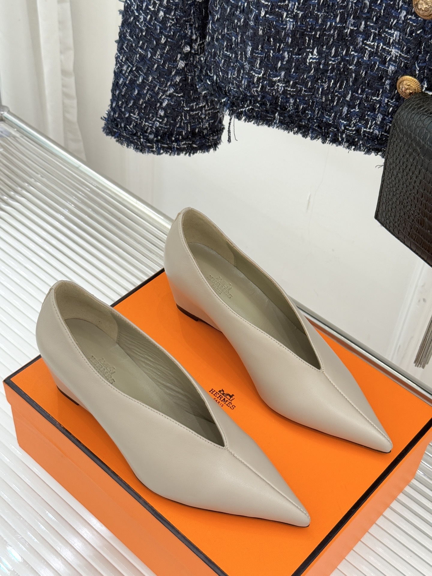 Hermès/爱马仕25WF新品尖头V口坡跟单鞋当尖头的凌厉遇上V口的柔弧这双单鞋以凝练线条重塑优雅轮廓