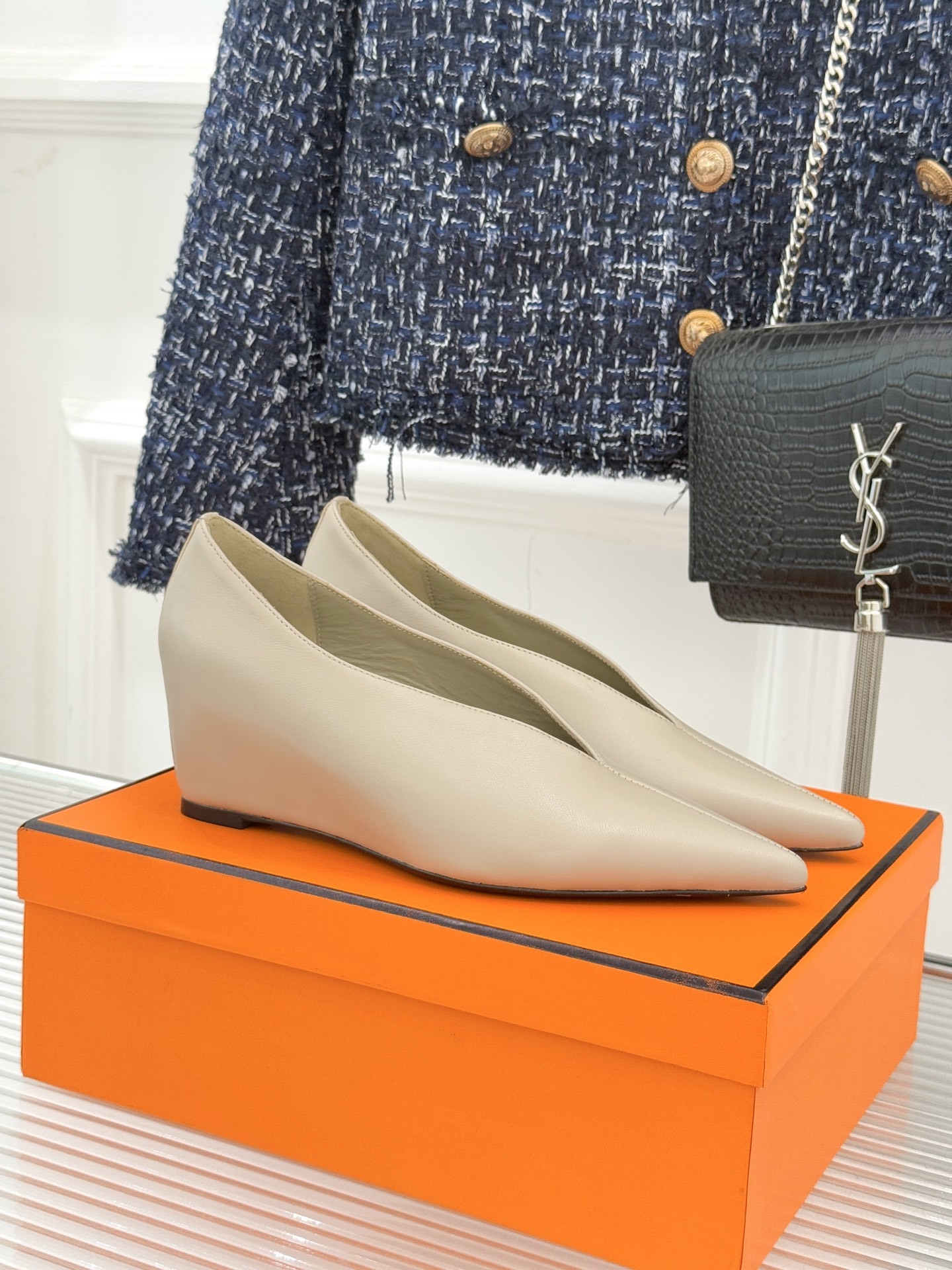 Hermès/爱马仕25WF新品尖头V口坡跟单鞋当尖头的凌厉遇上V口的柔弧这双单鞋以凝练线条重塑优雅轮廓