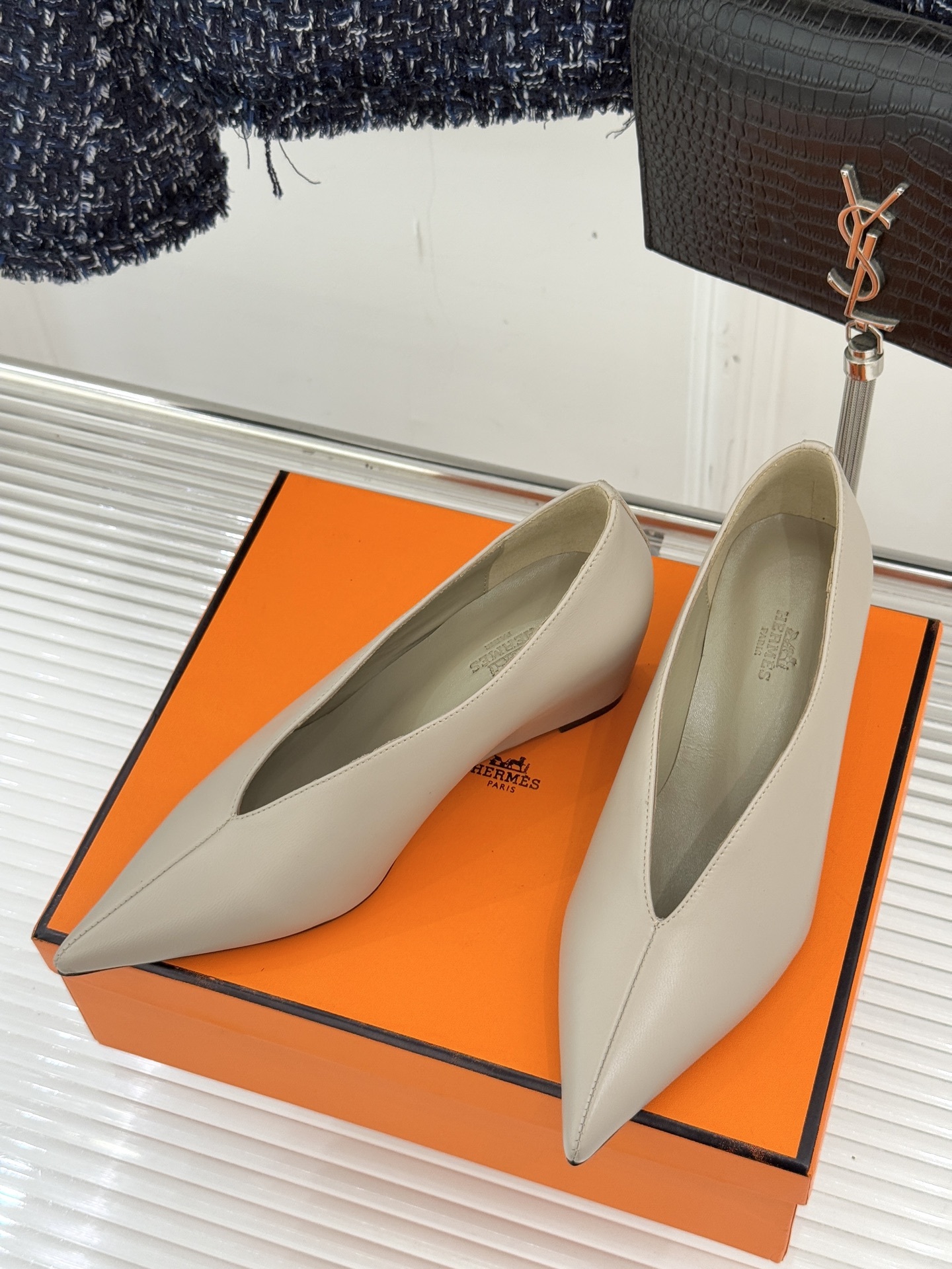 Hermès/爱马仕25WF新品尖头V口坡跟单鞋当尖头的凌厉遇上V口的柔弧这双单鞋以凝练线条重塑优雅轮廓
