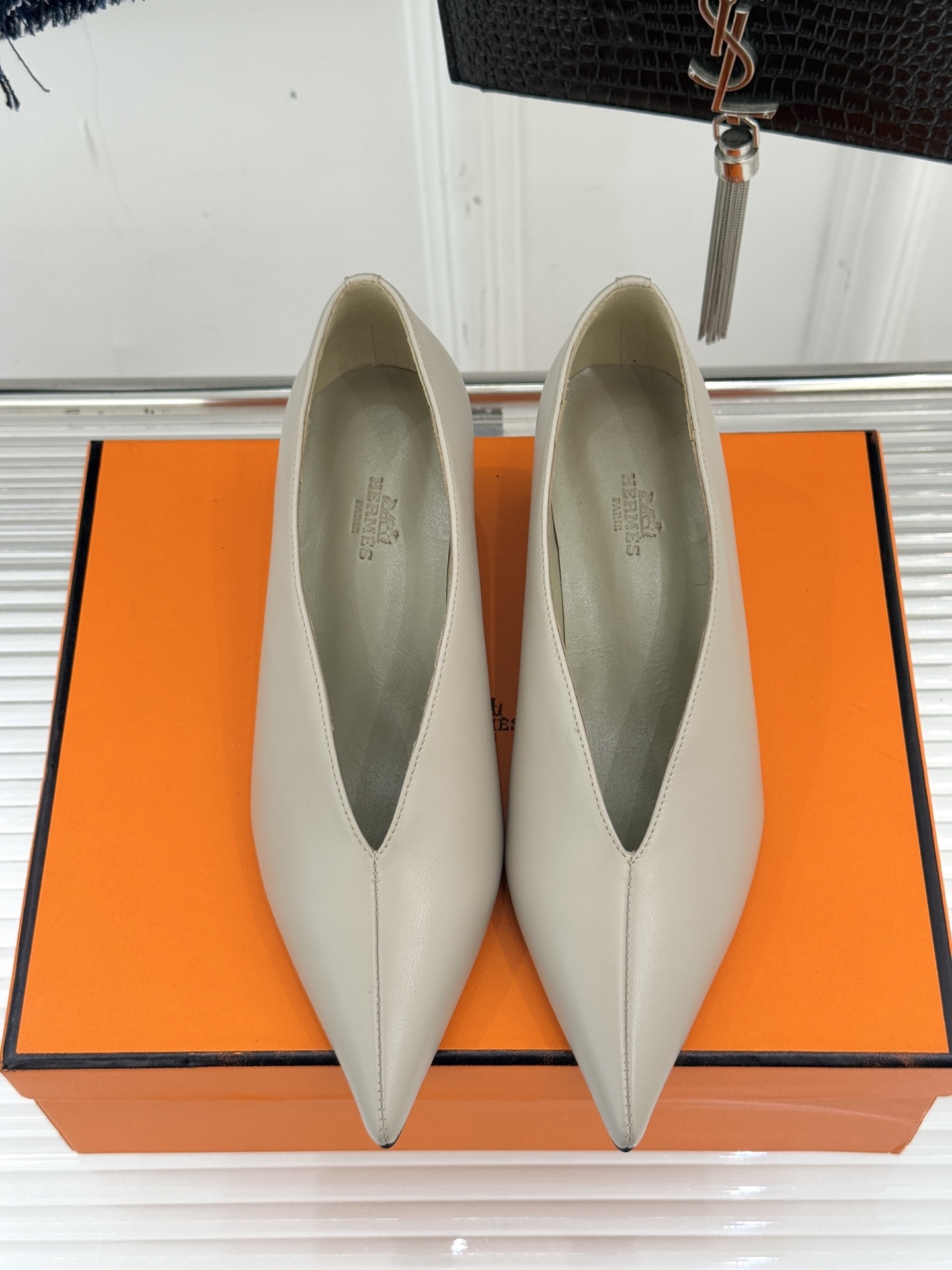 Hermès/爱马仕25WF新品尖头V口坡跟单鞋当尖头的凌厉遇上V口的柔弧这双单鞋以凝练线条重塑优雅轮廓
