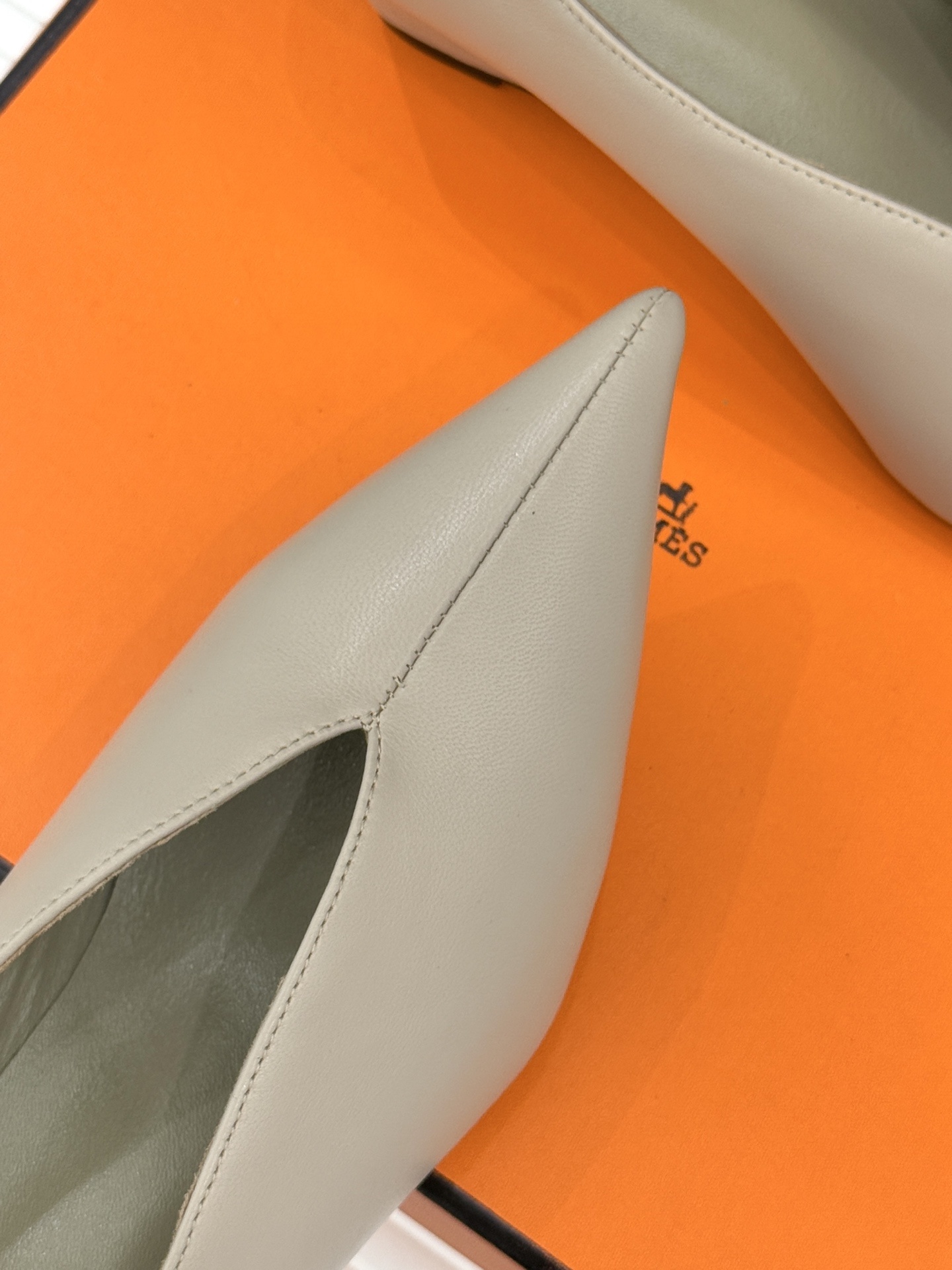 Hermès/爱马仕25WF新品尖头V口坡跟单鞋当尖头的凌厉遇上V口的柔弧这双单鞋以凝练线条重塑优雅轮廓