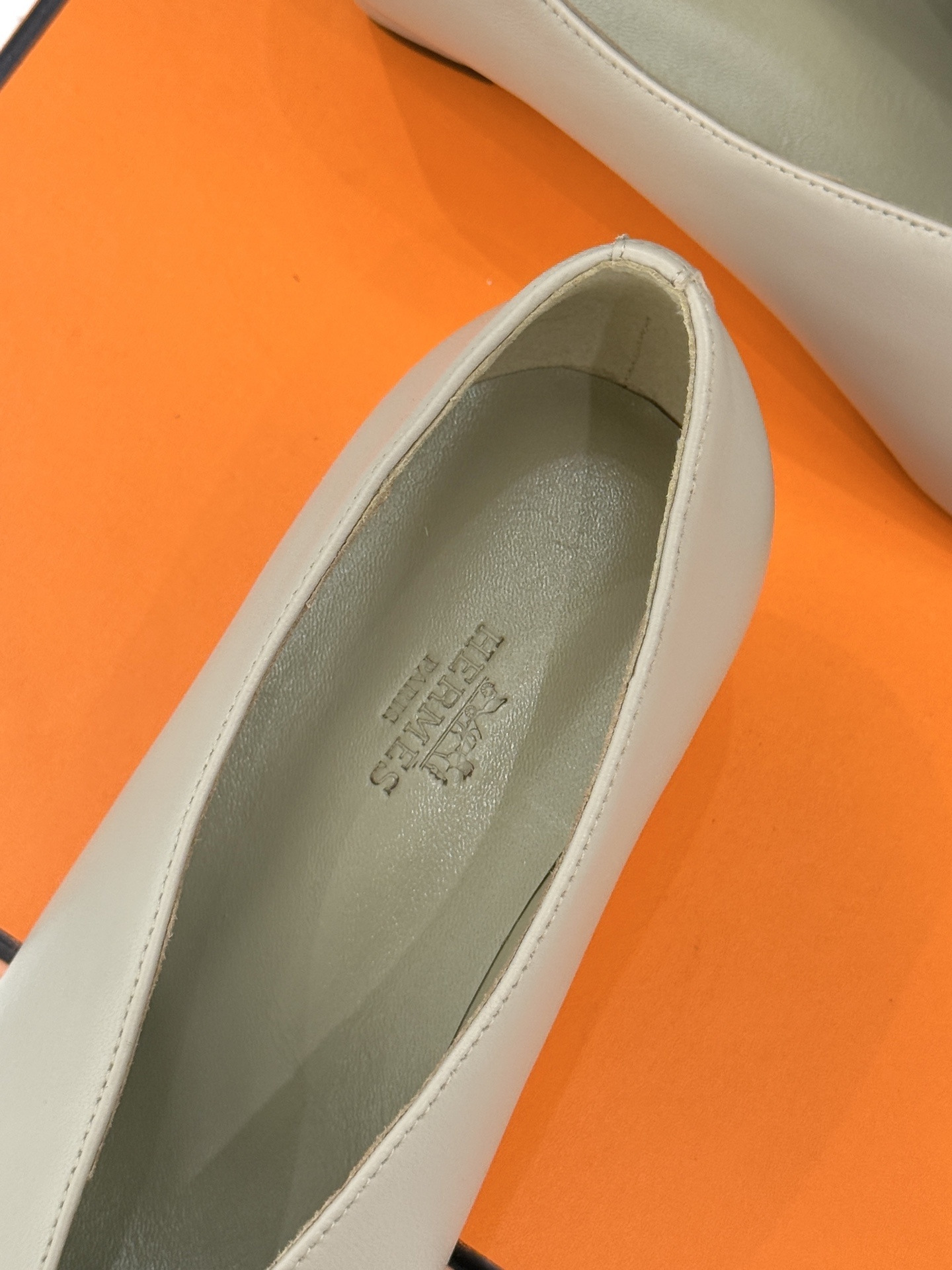 Hermès/爱马仕25WF新品尖头V口坡跟单鞋当尖头的凌厉遇上V口的柔弧这双单鞋以凝练线条重塑优雅轮廓