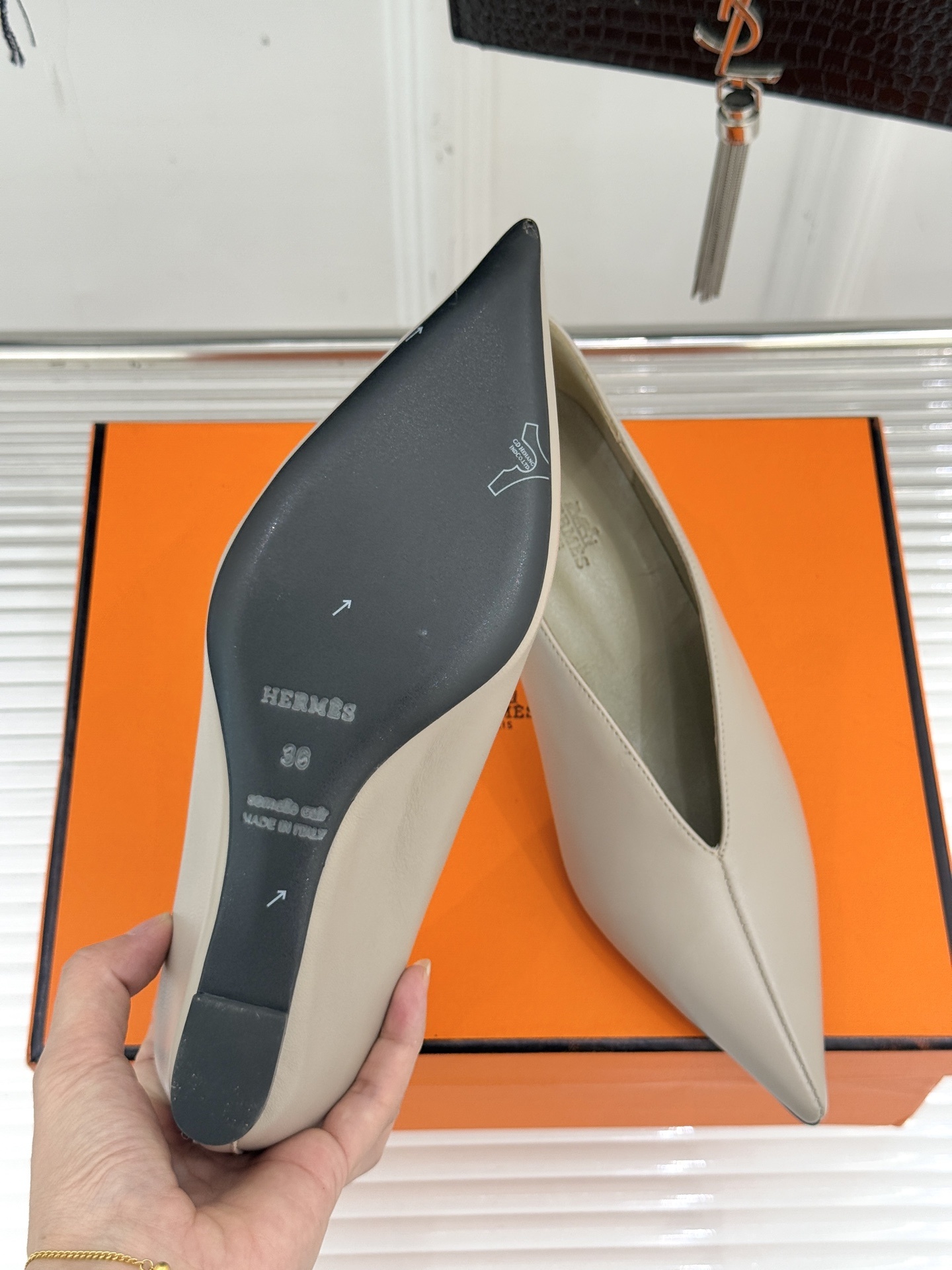 Hermès/爱马仕25WF新品尖头V口坡跟单鞋当尖头的凌厉遇上V口的柔弧这双单鞋以凝练线条重塑优雅轮廓