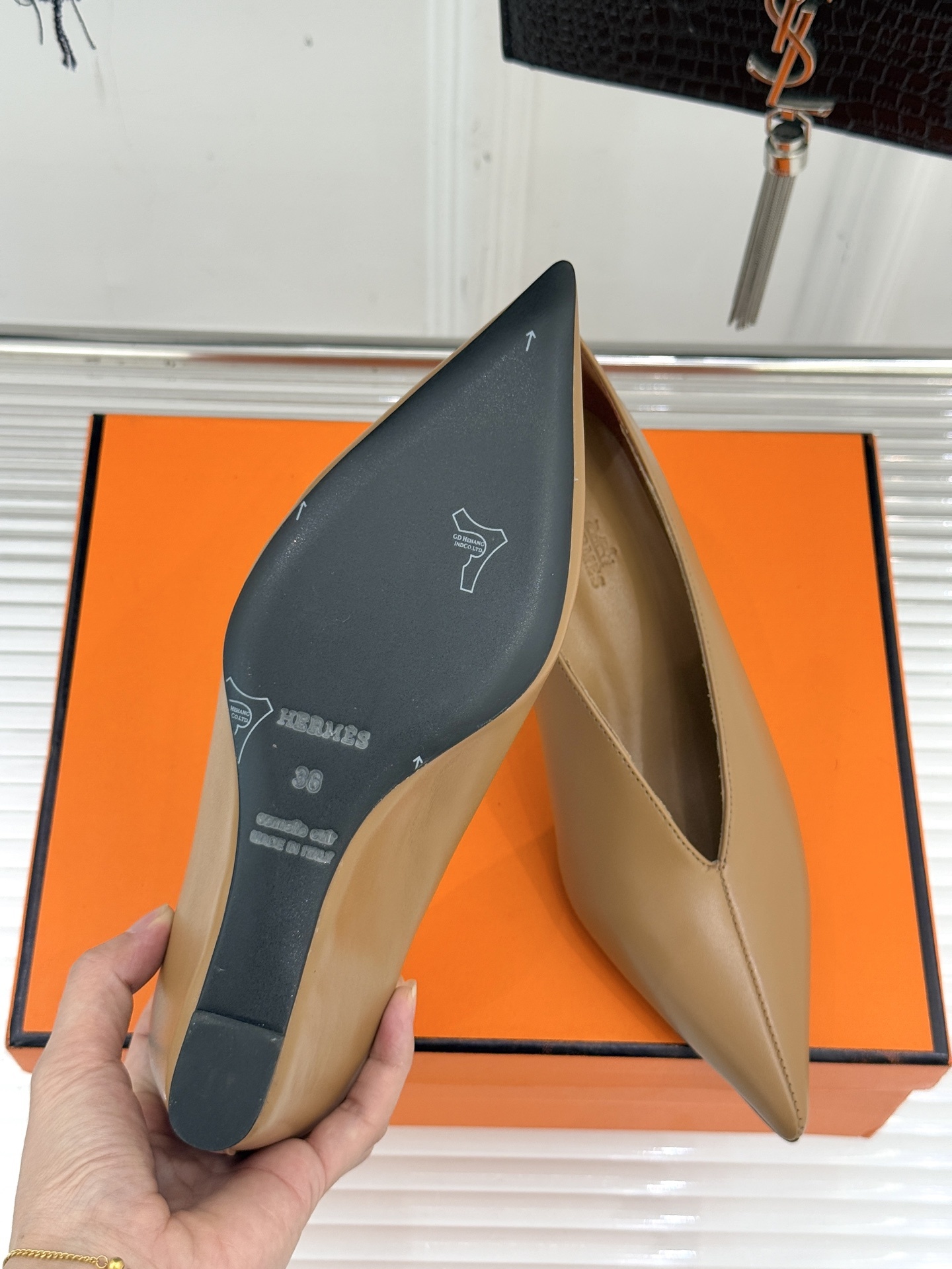 Hermès/爱马仕25WF新品尖头V口坡跟单鞋当尖头的凌厉遇上V口的柔弧这双单鞋以凝练线条重塑优雅轮廓