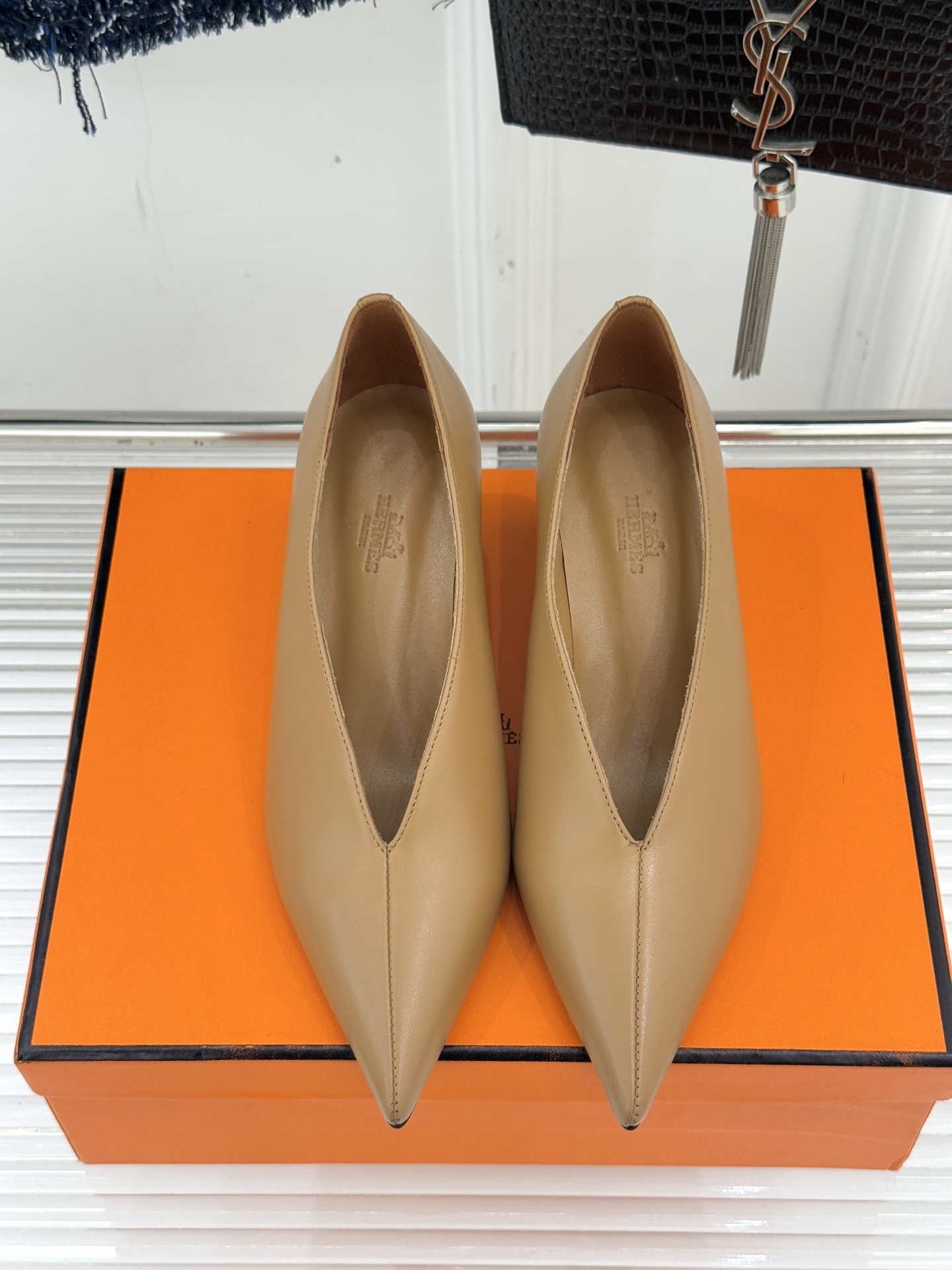 Hermès/爱马仕25WF新品尖头V口坡跟单鞋当尖头的凌厉遇上V口的柔弧这双单鞋以凝练线条重塑优雅轮廓